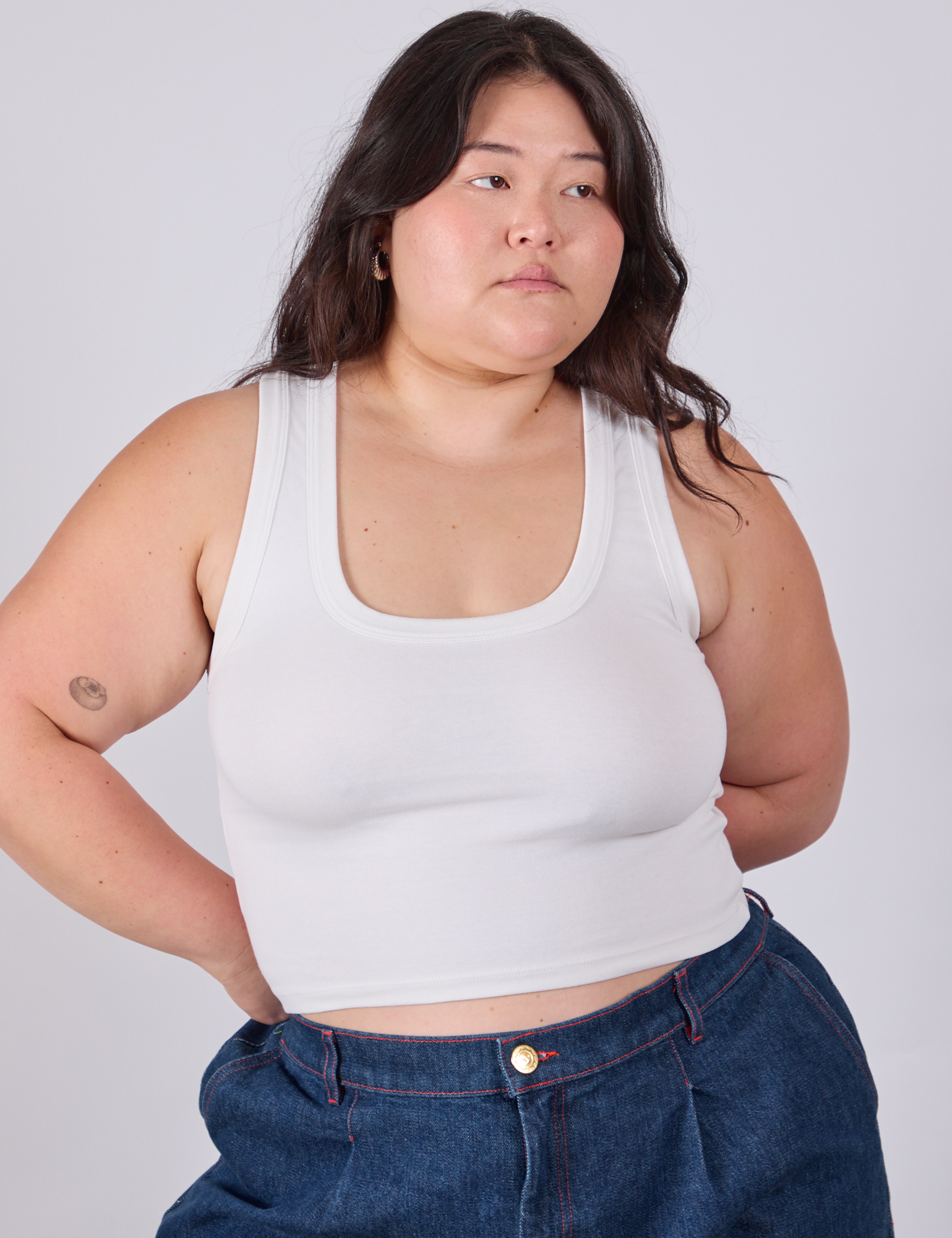 Ashley is 5'7" and wearing L Cropped Tank Top in Vintage Tee White
