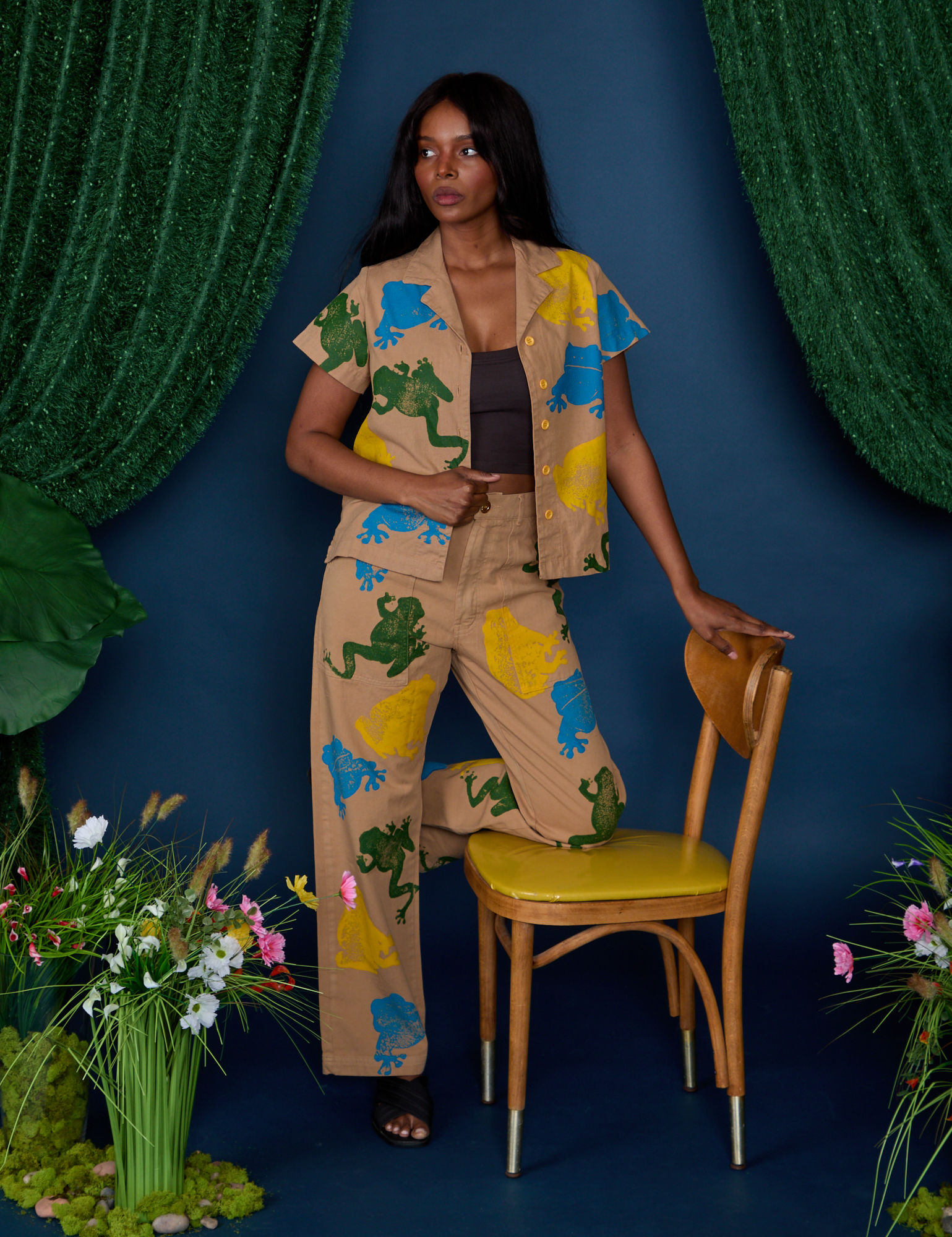 Kandia is 5'3" and wearing P Paintstamped Pantry Button-Up in Froggy and matching Work Pants