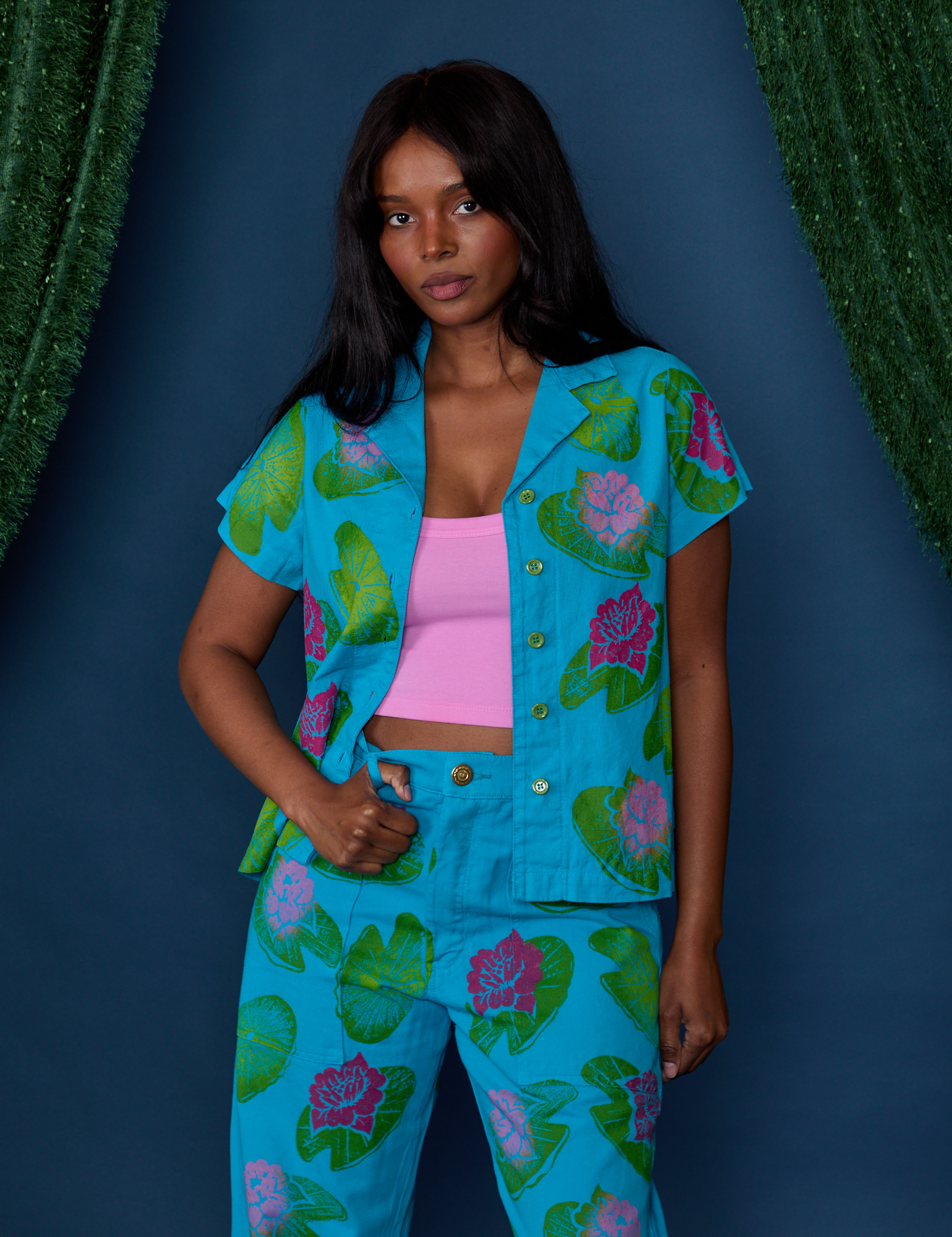 Kandia is 5'3" and wearing P Paintstamped Pantry Button-Up in Lilypad