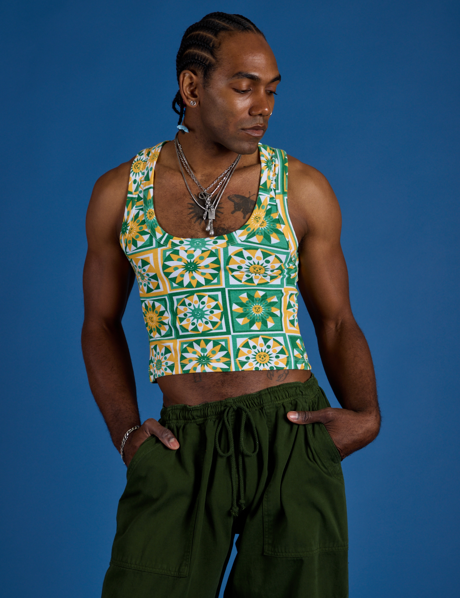 Jerrod is 6'3" and wearing M Cropped Tank Top in Spring Quilt Print