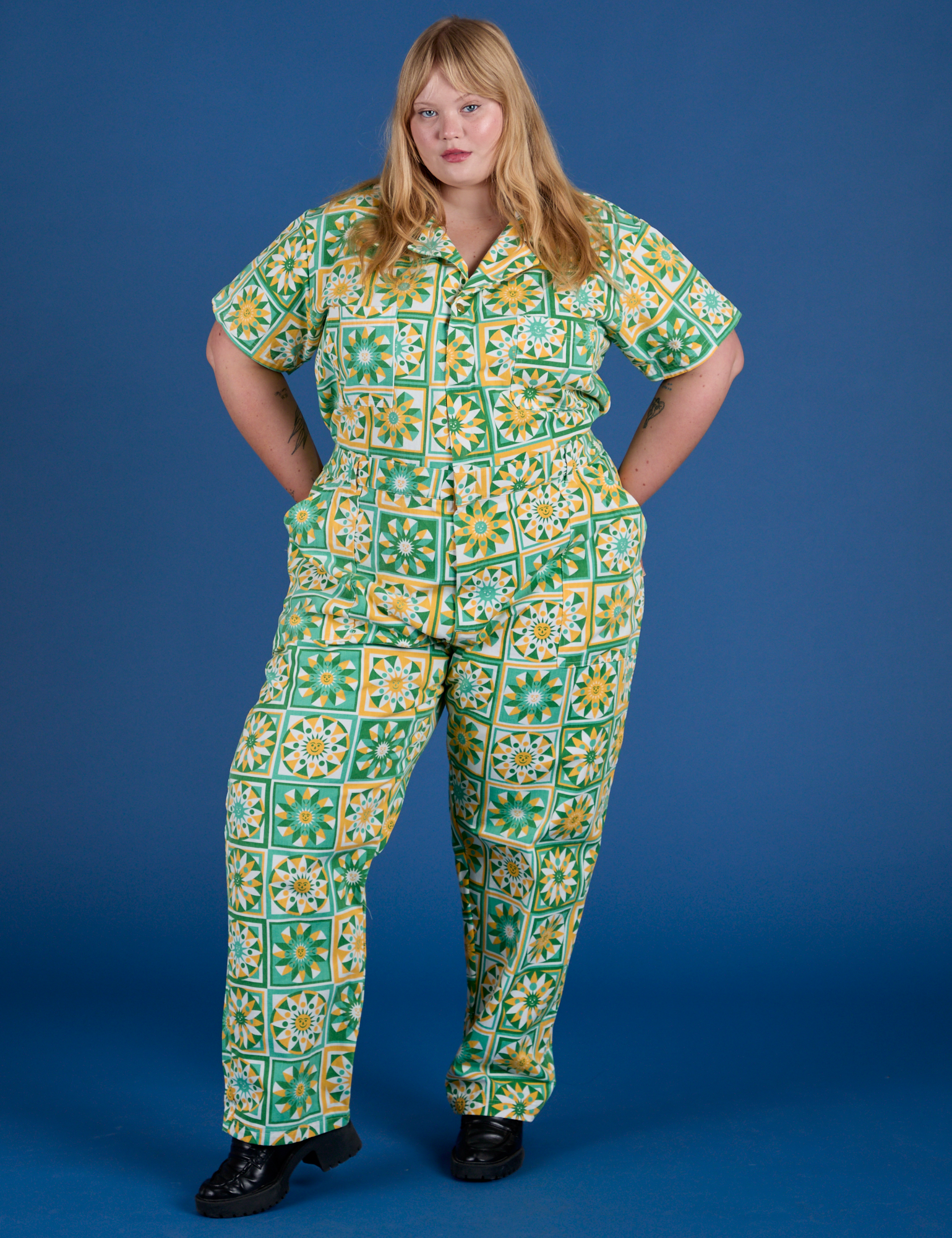 Juliet is 5’7” and wearing 2XL Spring Quilt Print Jumpsuit