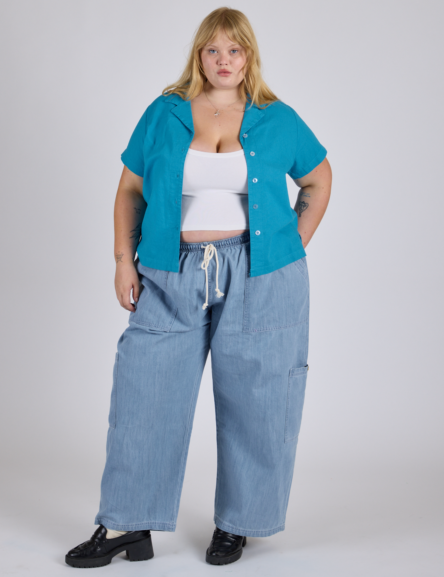 Juliet is 5’7” and wearing L Pantry Button-Up in Hawaiian Blue paired with light wash Denim Drop Pocket Pants