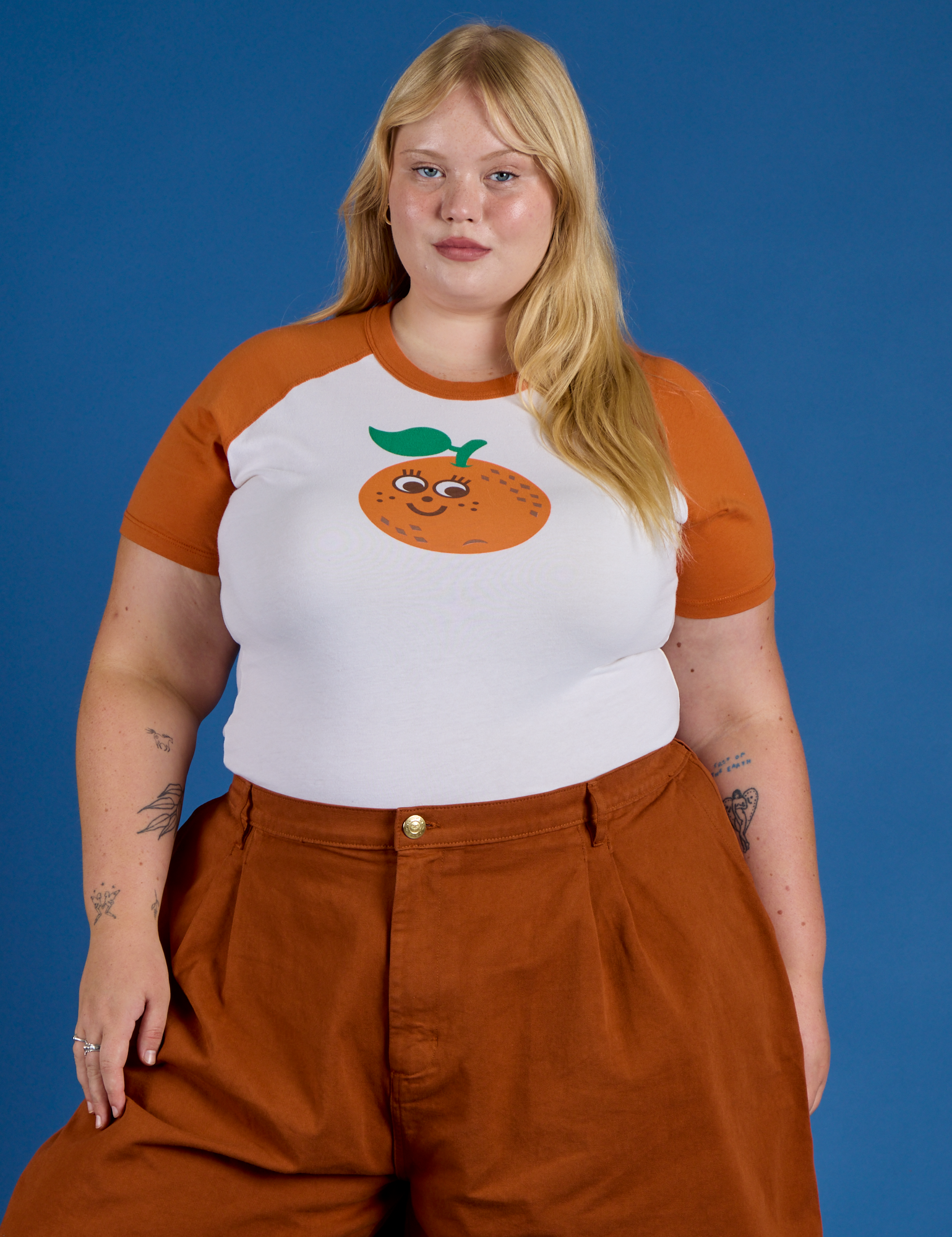 Juliet is 5’7” and wearing L Produce Raglan Tee in Orange