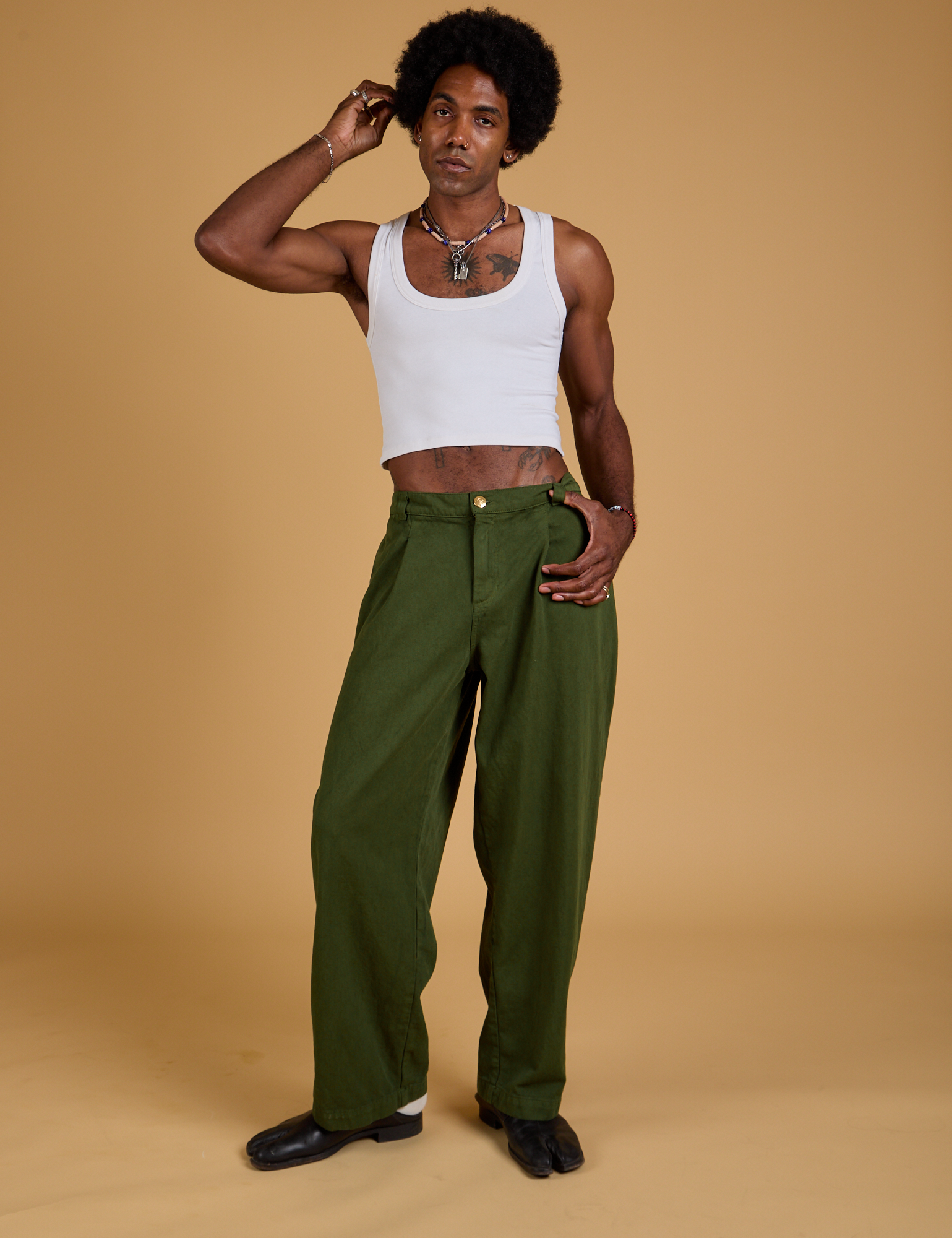 Jerrod is 6'3" and wearing M Baggy Mid-Rise Trousers in Evergreen