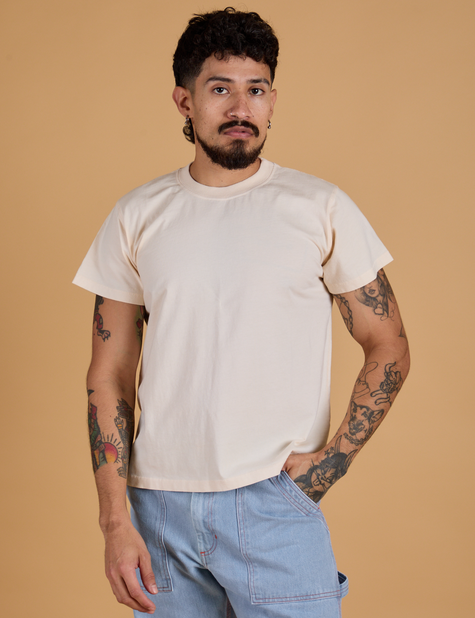 Jesse is 5’8” and wearing S Organic Vintage Tee in Vintage Off White