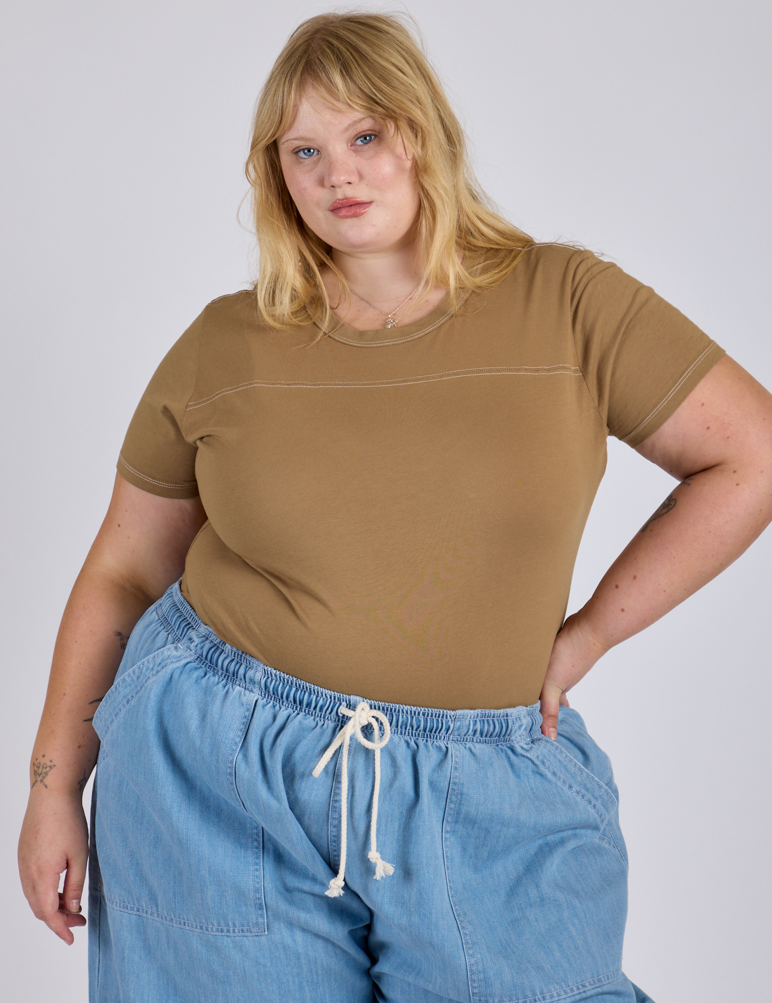 Juliet is 5’7” and wearing L Jr. Varsity Tee in Desert Brown