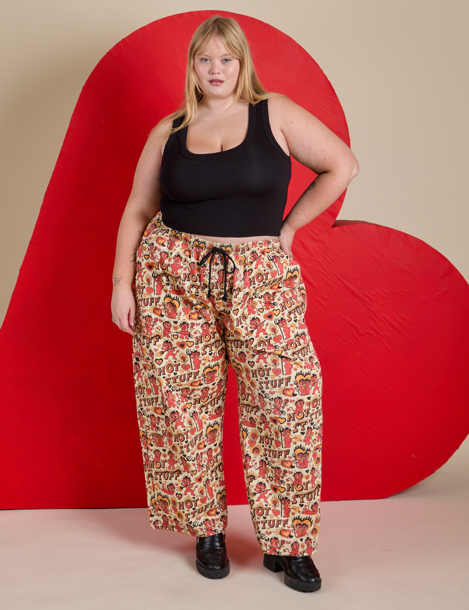 Juliet is 5’7” and wearing 1XL Hot Stuff Drop Pocket Cargo Pants paired with a black Cropped Tank