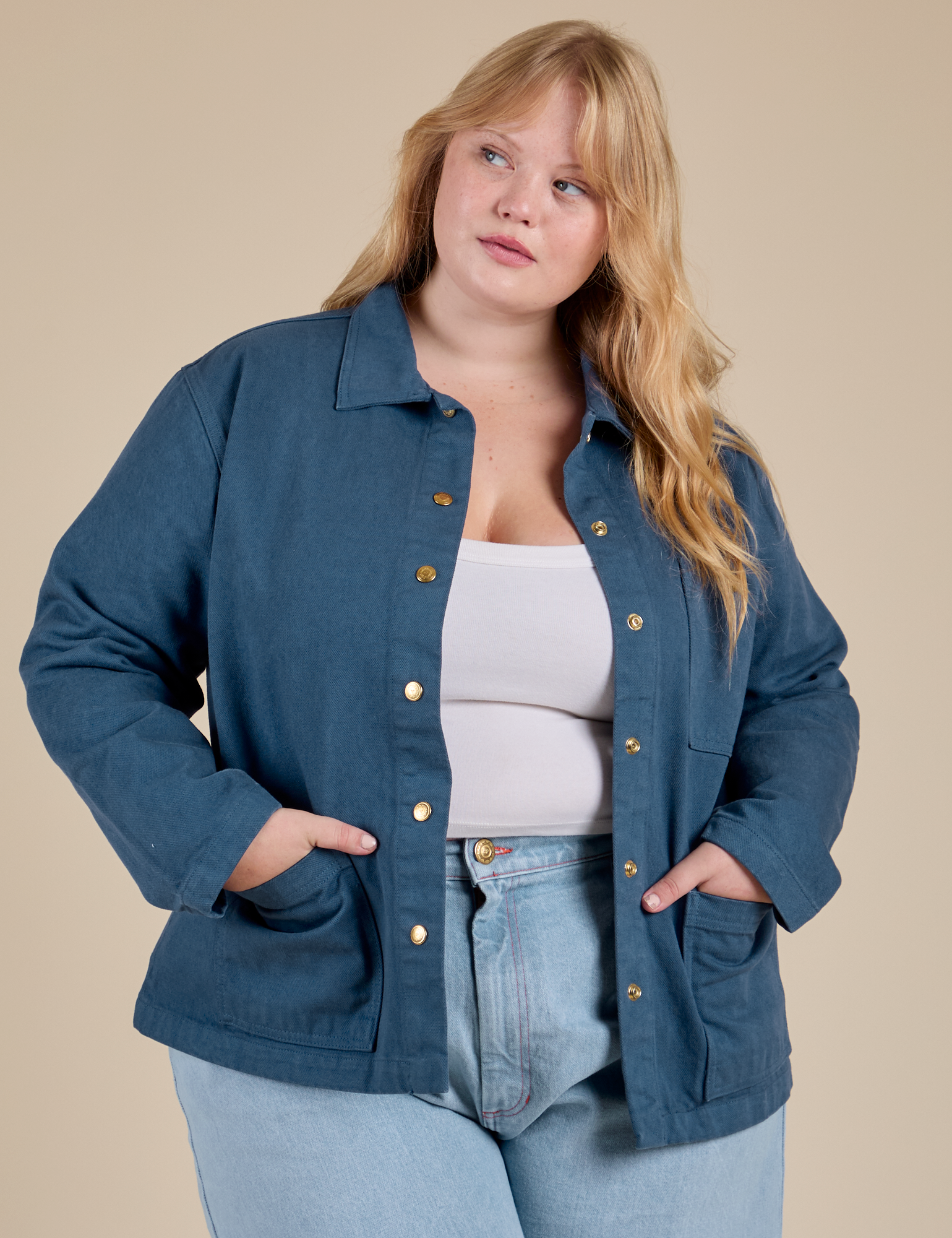 Juliet is 5'8" and wearing L Denim Work Jacket in French Blue