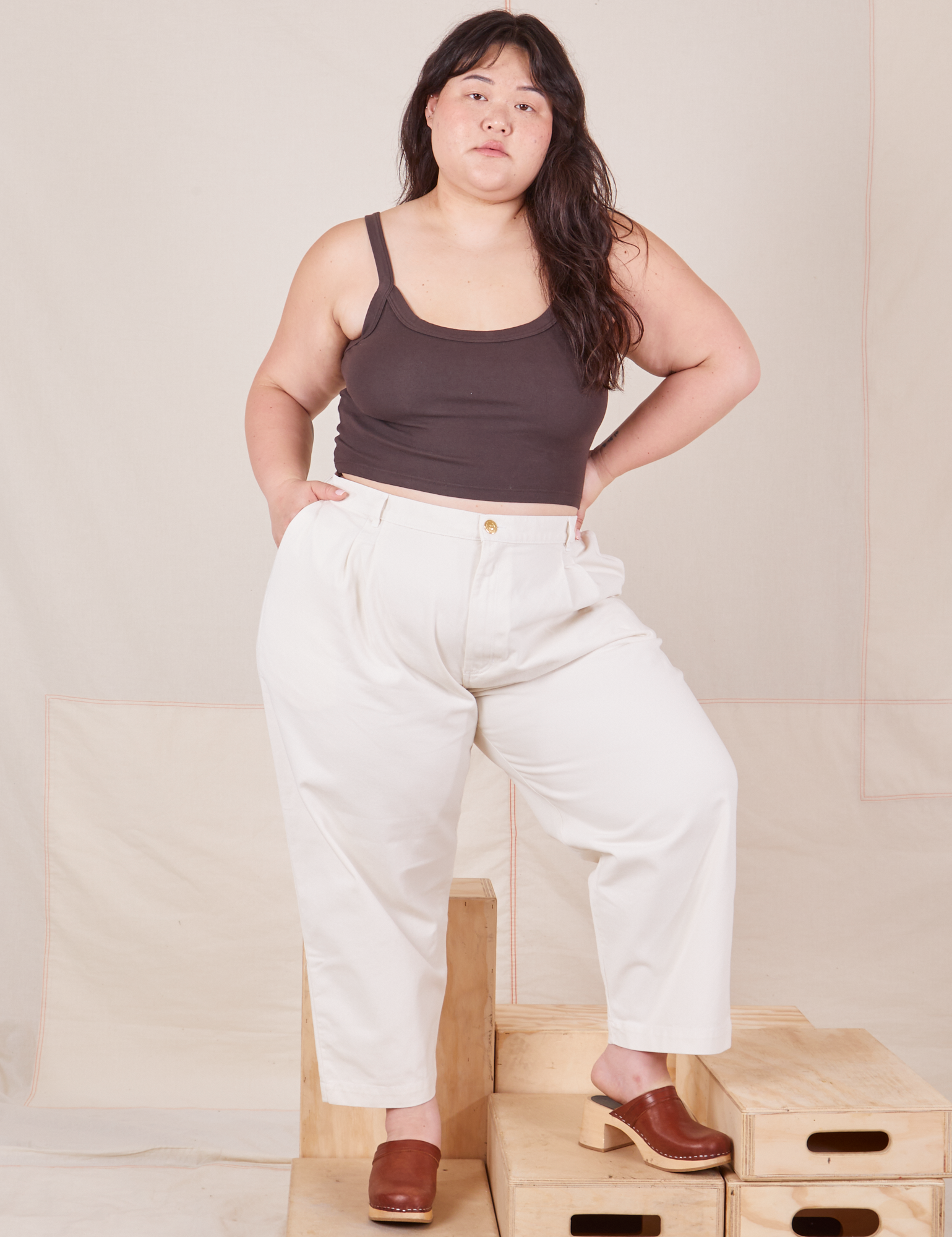 Ashley is 5'7" and wearing 1XL Petite Heavyweight Trousers in Vintage Tee Off-White paired with espresso brown Cropped Cami.