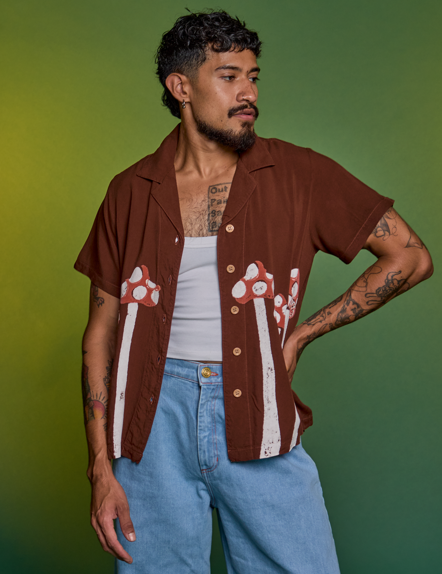 Jesse is 5'8" and wearing XS Paintstamped Pantry Button-Up in Mushroom