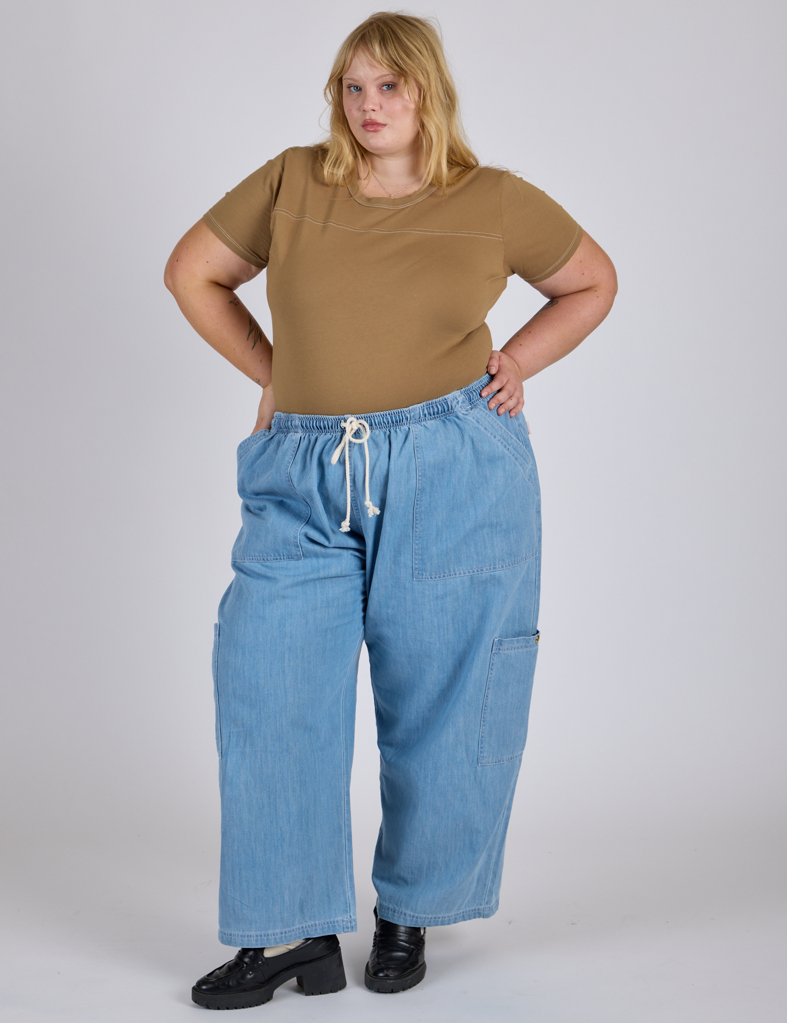 Juliet is wearing Jr. Varsity Tee in Desert Brown and light wash Denim Drop Pocket Pants