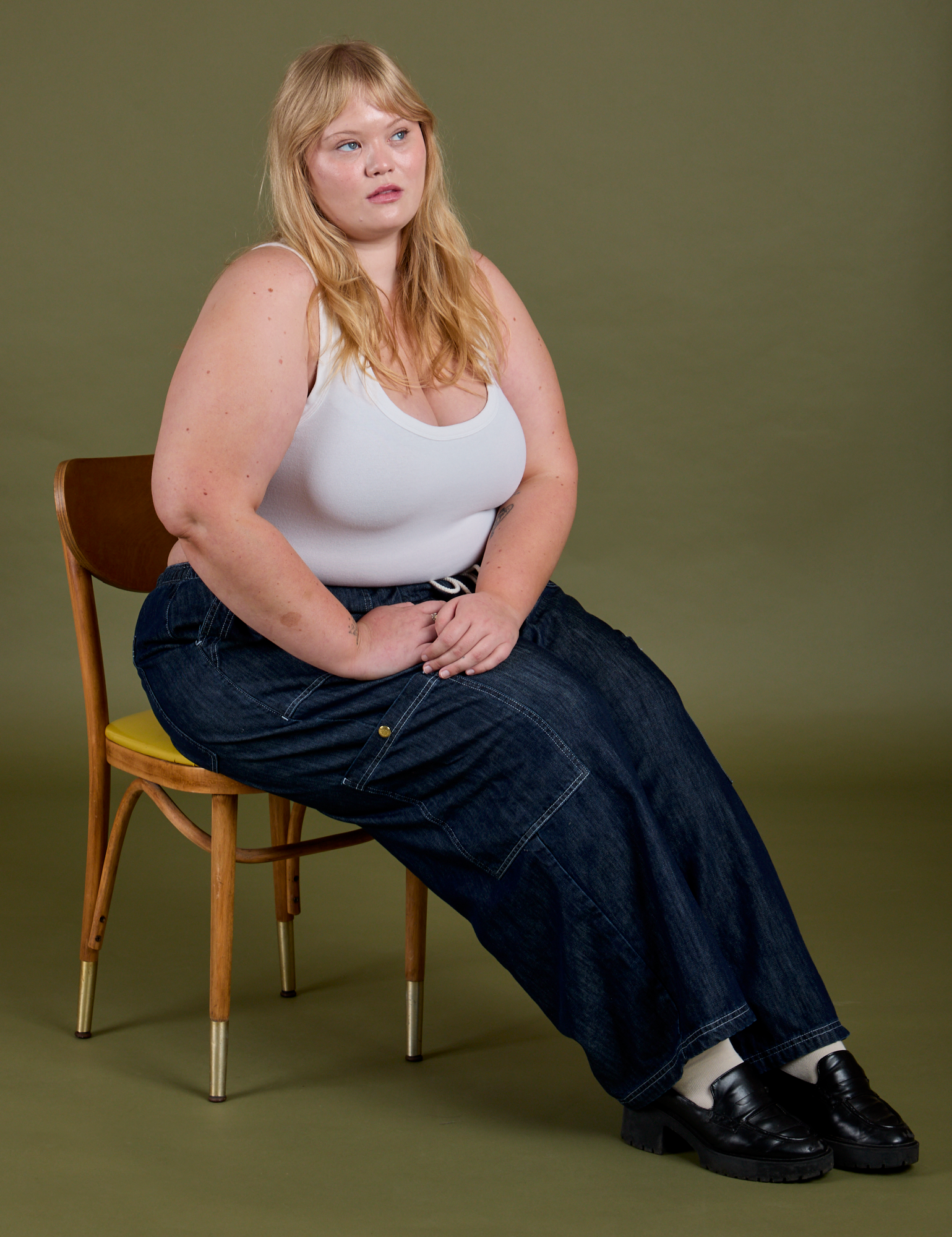 Denim Drop Pocket Pants in Dark Wash and Cropped Tank in Vintage Tee White worn by Juliet