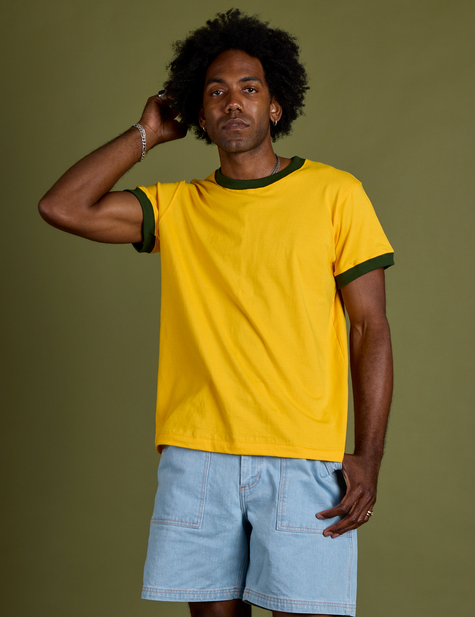 Jerrod is 6’3” and wearing M Vintage Ringer Tee in Sunshine Yellow 