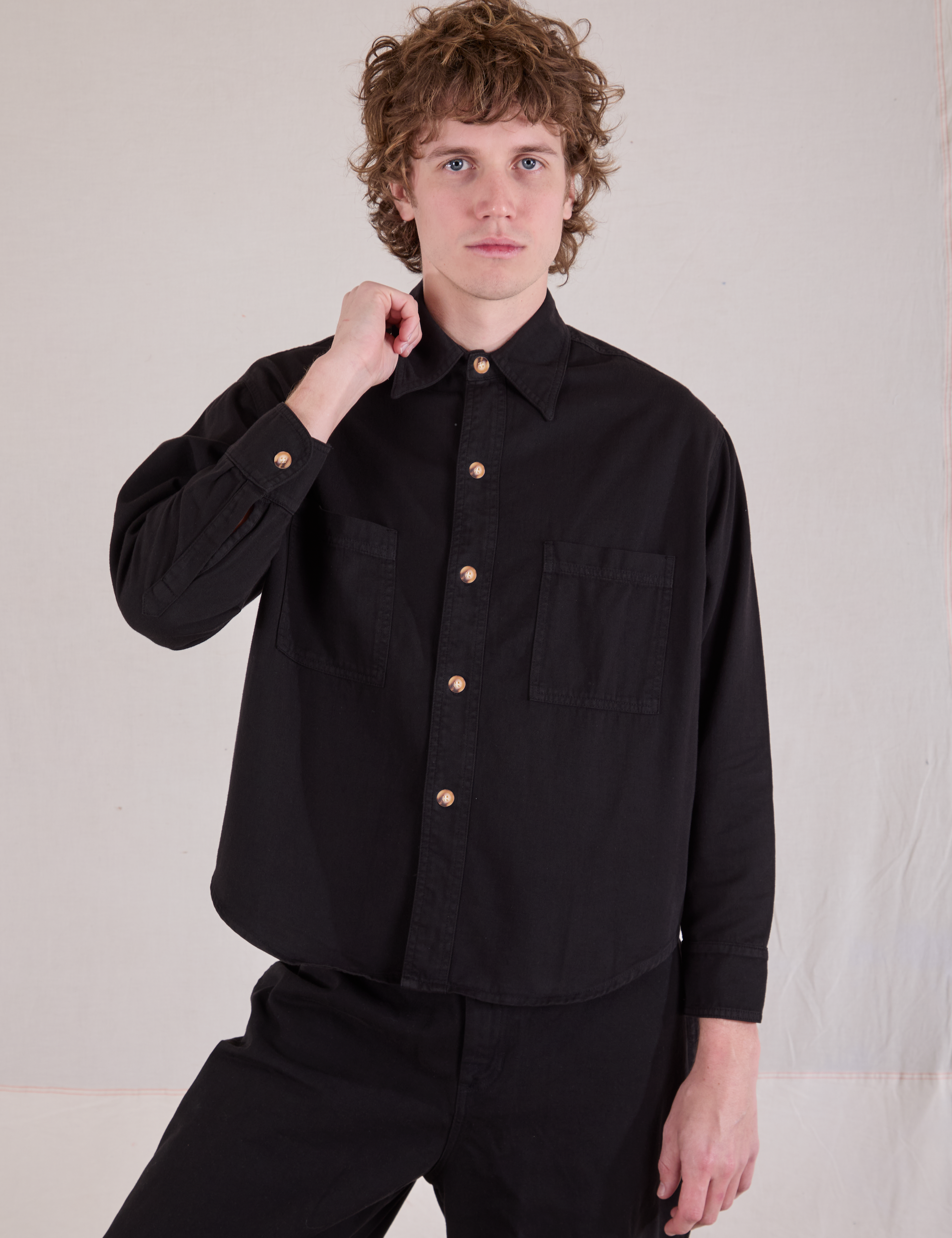 Quinn is 6'3" and wearing S Cropped Overshirt in Basic Black