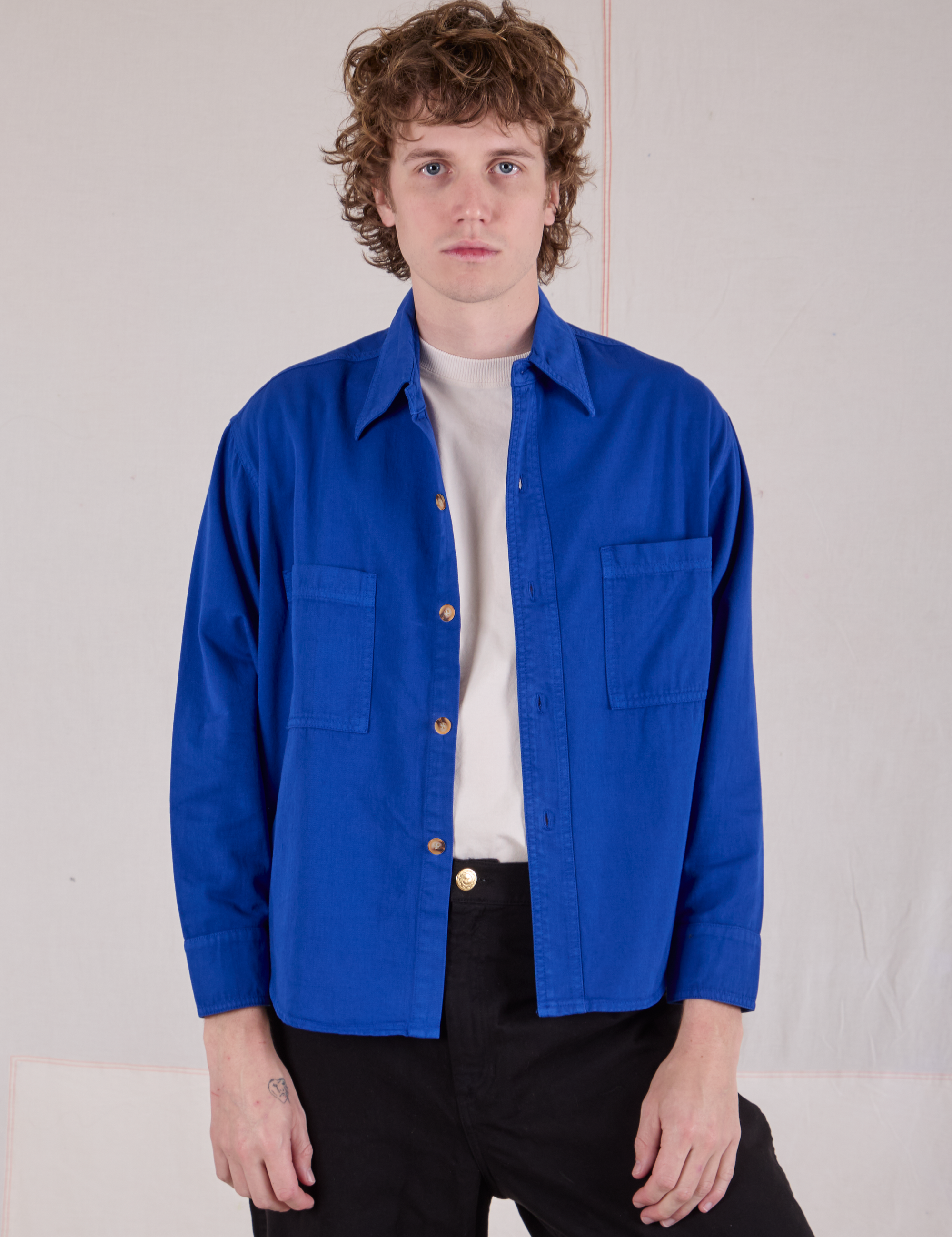 Quinn is 6'3" and wearing S Cropped Overshirt in Royal Blue