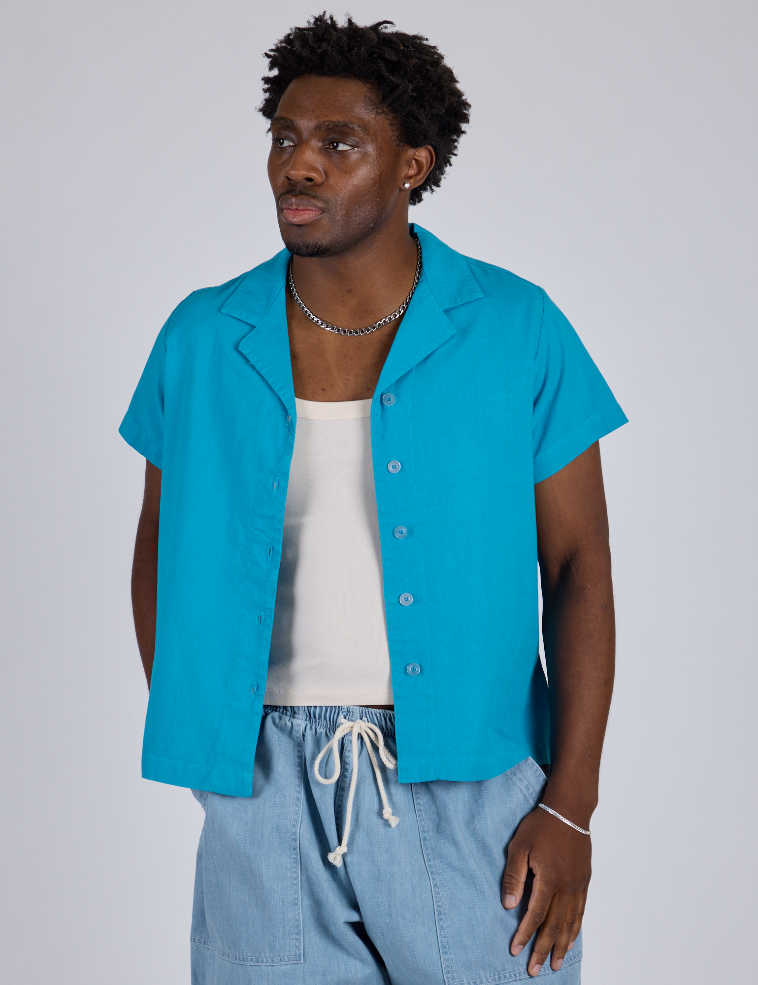 Isaac is 5’10” and wearing M Pantry Button-Up in Hawaiian Blue