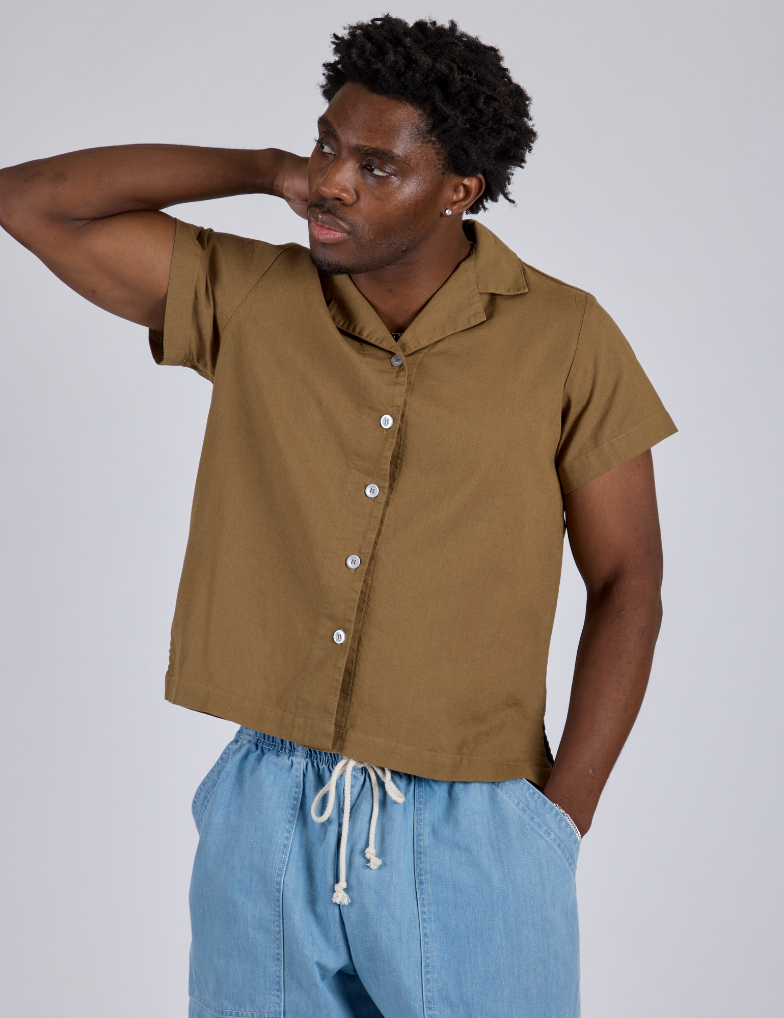 Isaac is 5’10” and wearing M Pantry Button-Up in Desert Brown