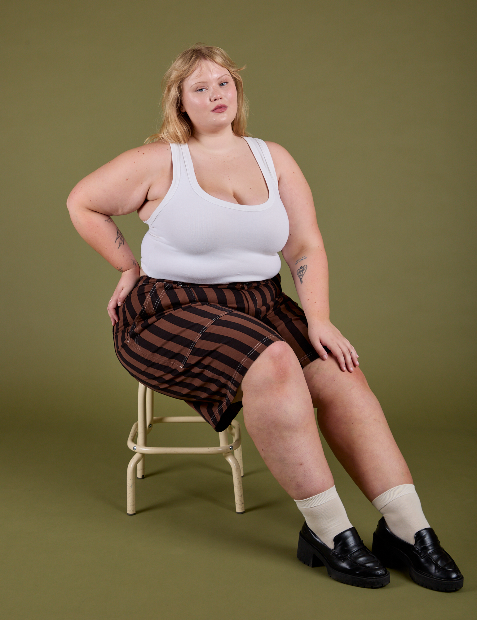 Juliet is wearing Longline Work Shorts in Fudgesicle Brown and Cropped Tank in Vintage Tee White