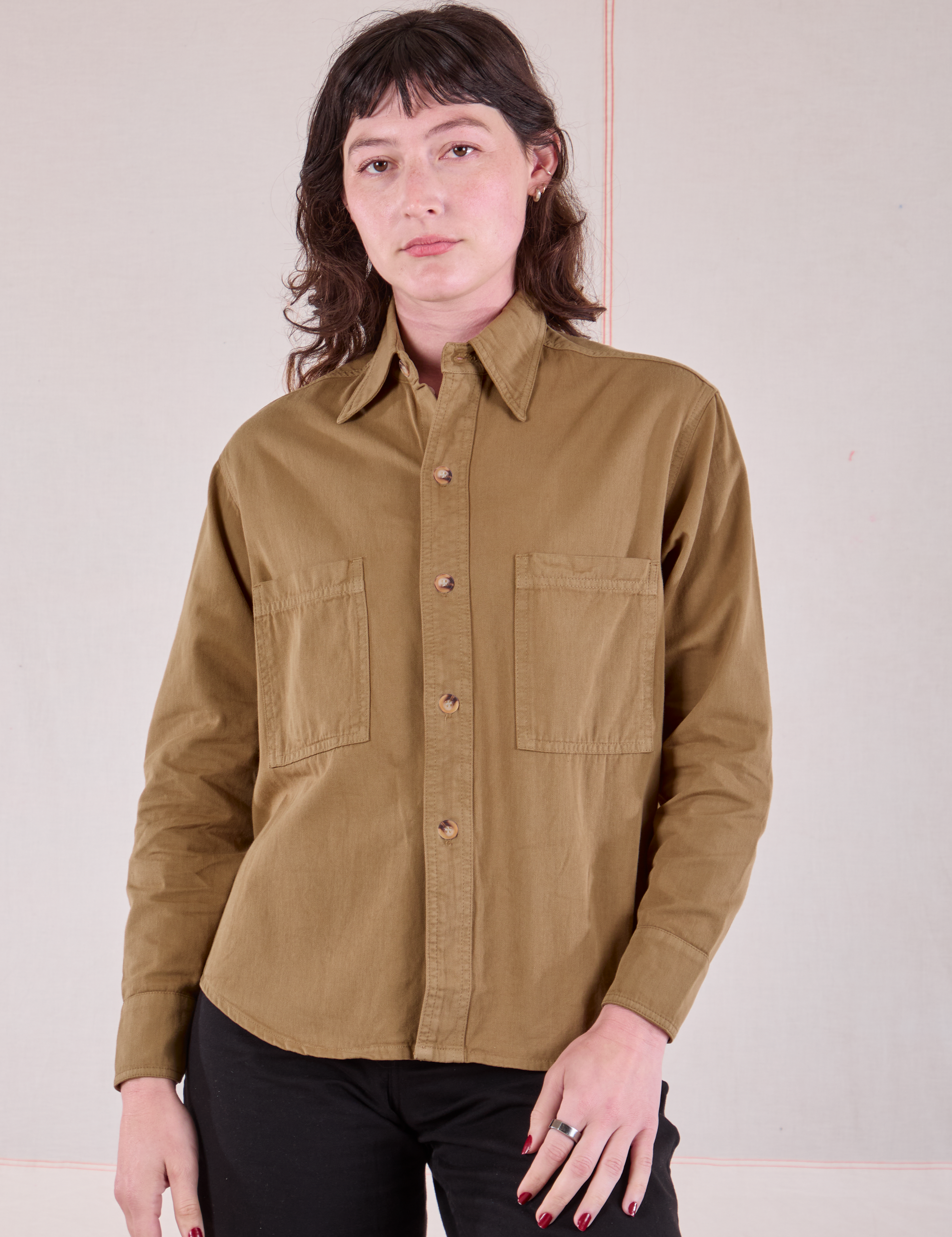 Alex is 5'8" and wearing P Cropped Overshirt in Desert Brown