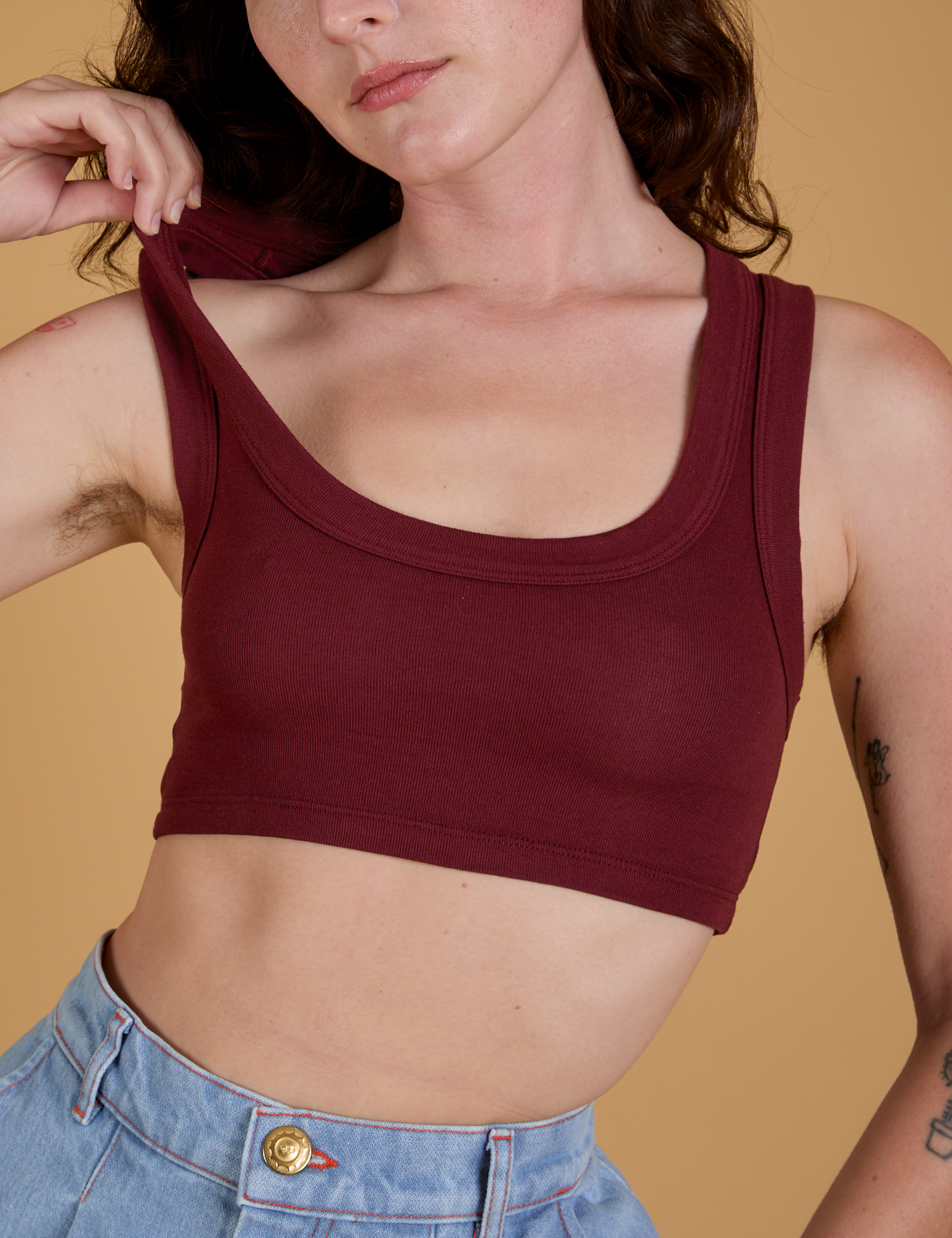 Mini Tank in Red Wine front close up on Alex