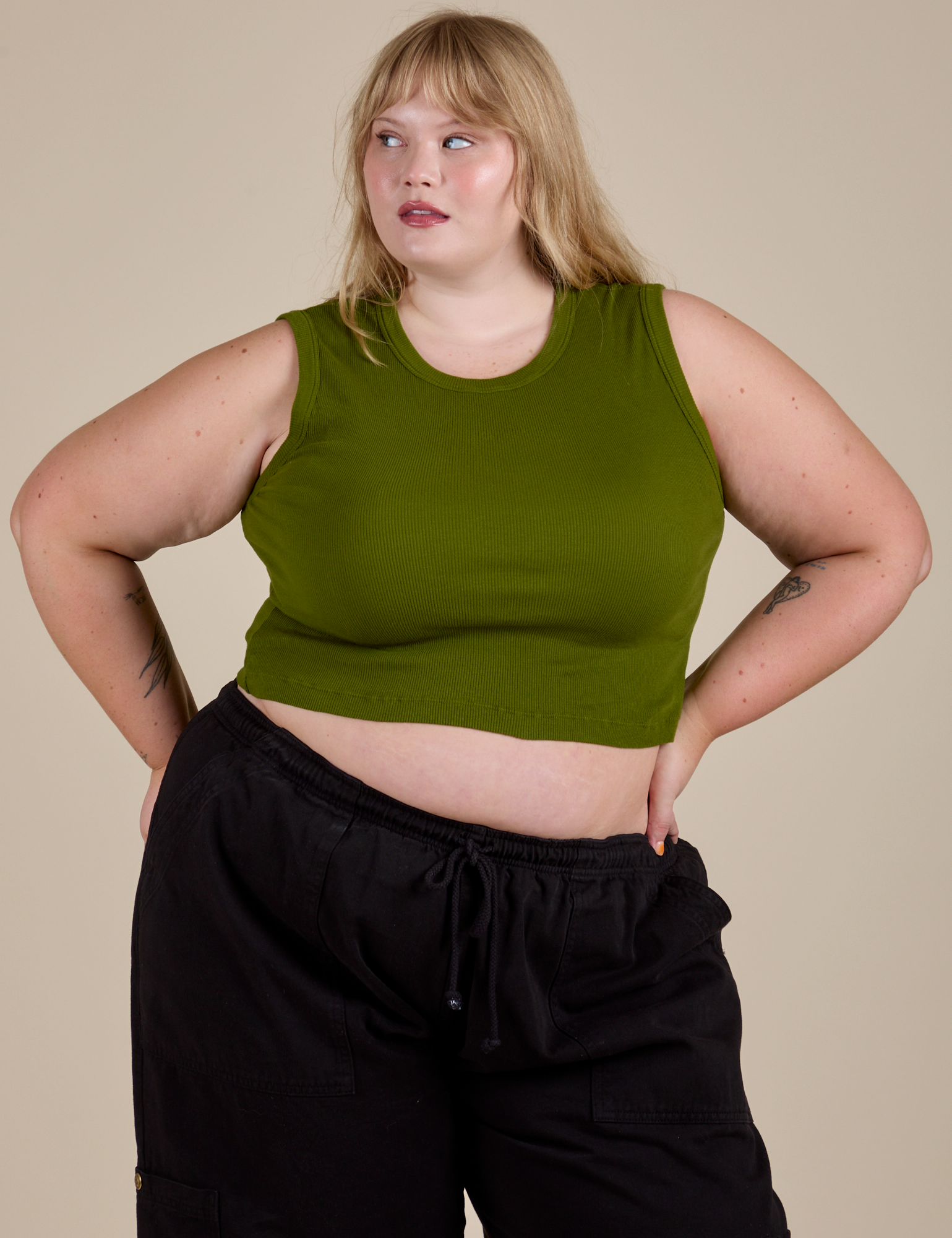 Juliet is 5’7” and wearing M Muscle Tee in Summer Olive