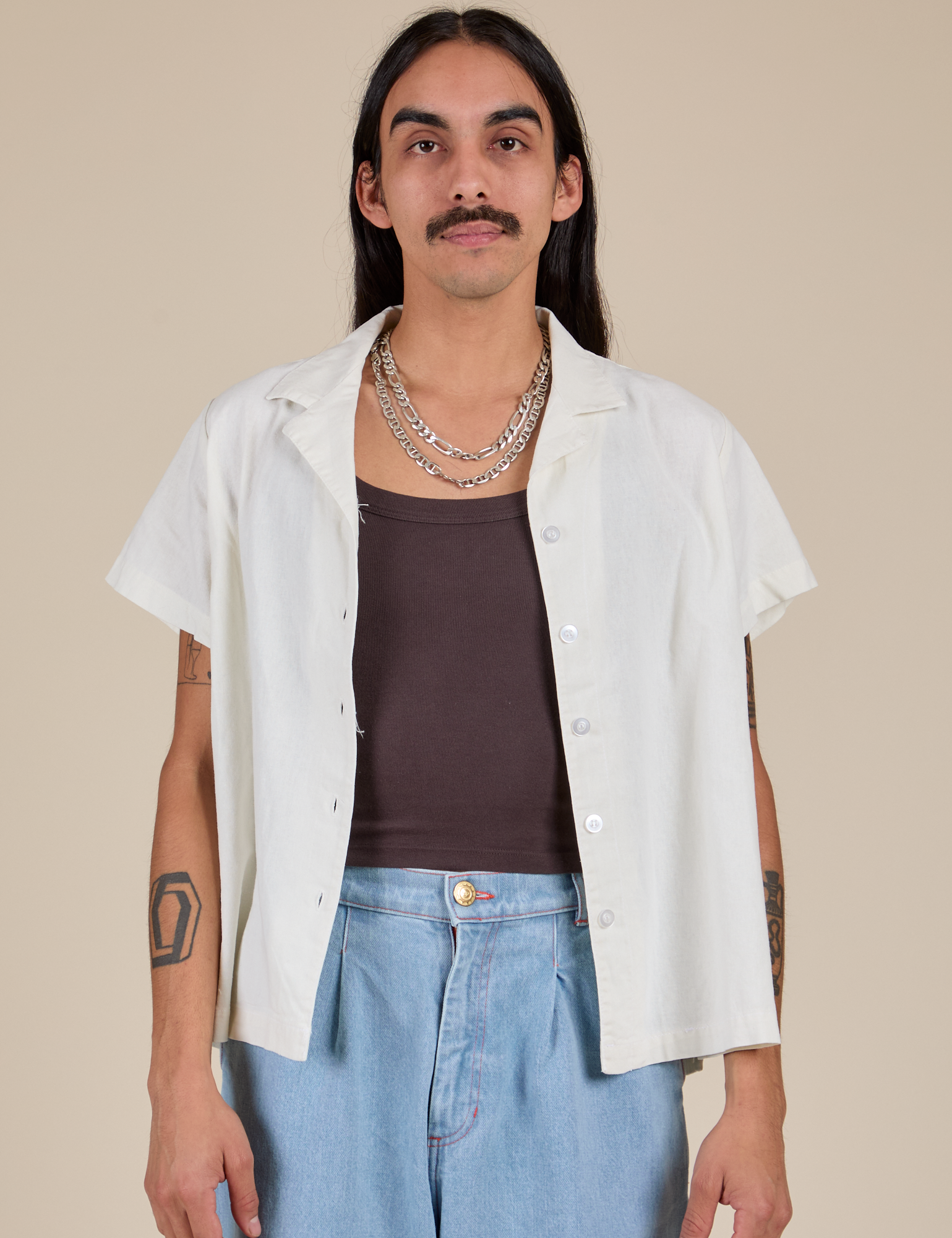 Anthony is 5’6” and wearing S Pantry Button-Up in Vintage Tee White