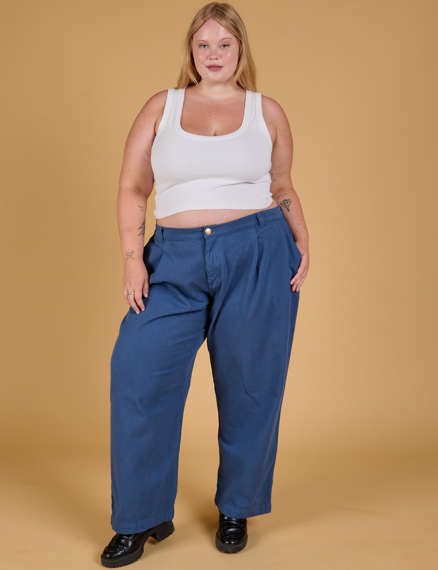Juliet is 5'7" and wearing 1XL Baggy Mid-Rise Trousers in French Blue paired with vintage tee white Cropped Tank