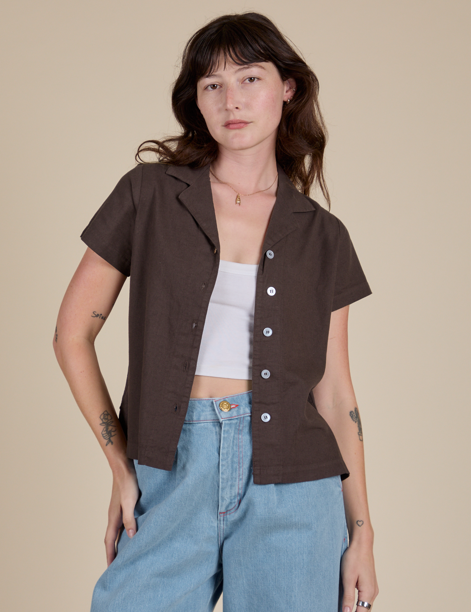 Alex is 5’8” and wearing P Pantry Button-Up in Espresso Brown