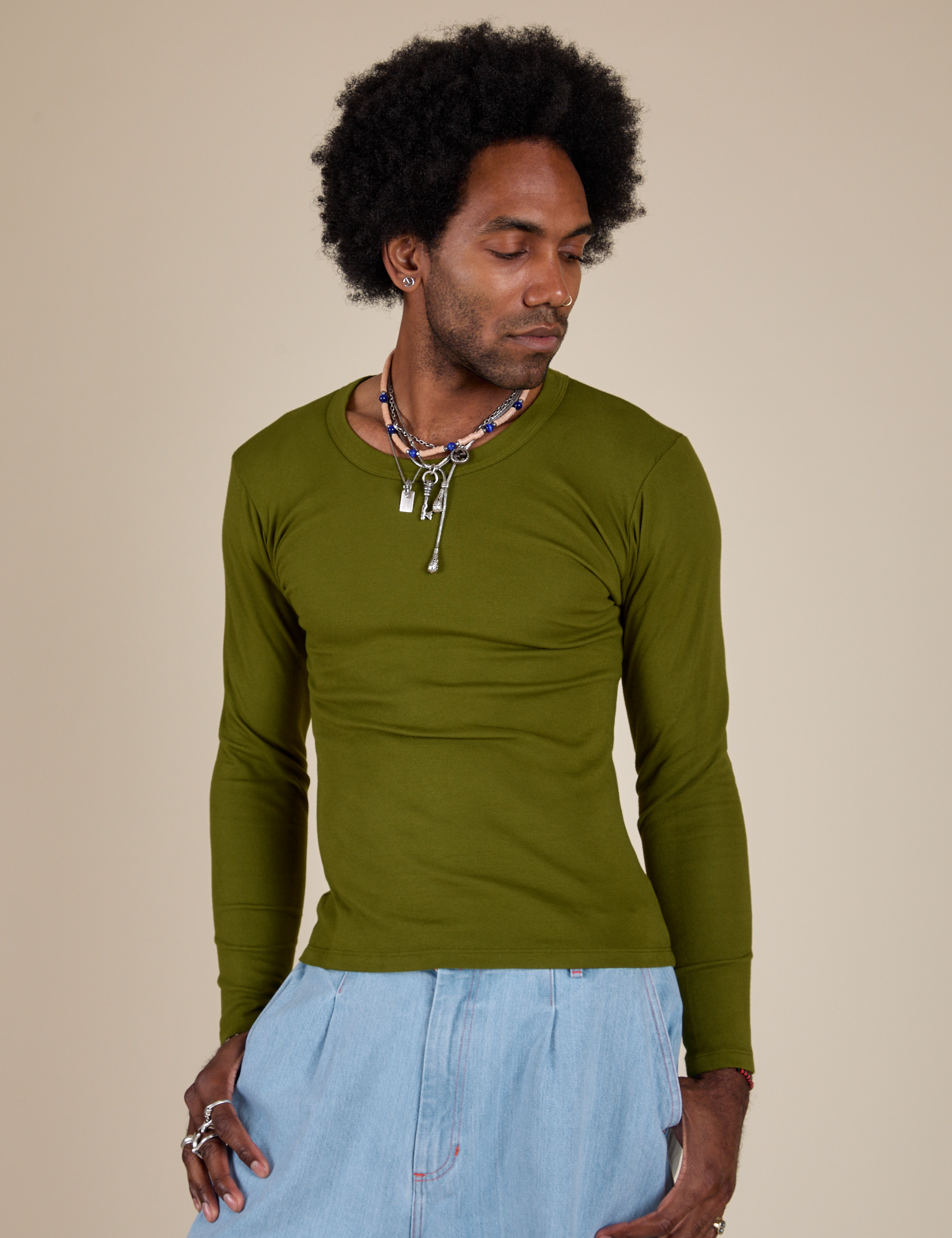 Jerrod is 6’3” and wearing S Long Sleeve Baby Tee in Summer Olive