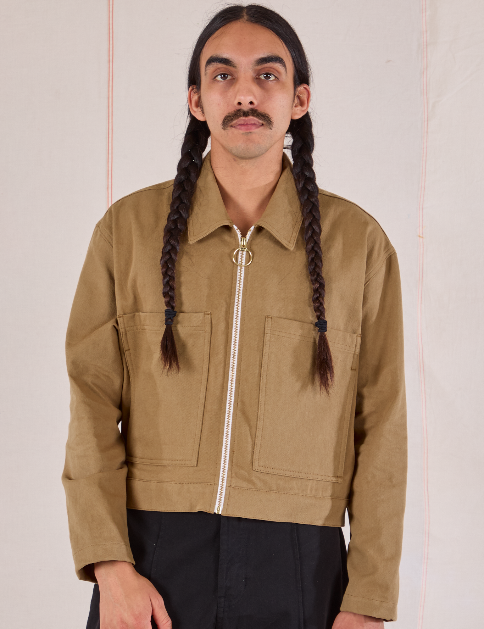 Anthony is 5’10 and wearing S Mechanic Jacket in Desert Brown