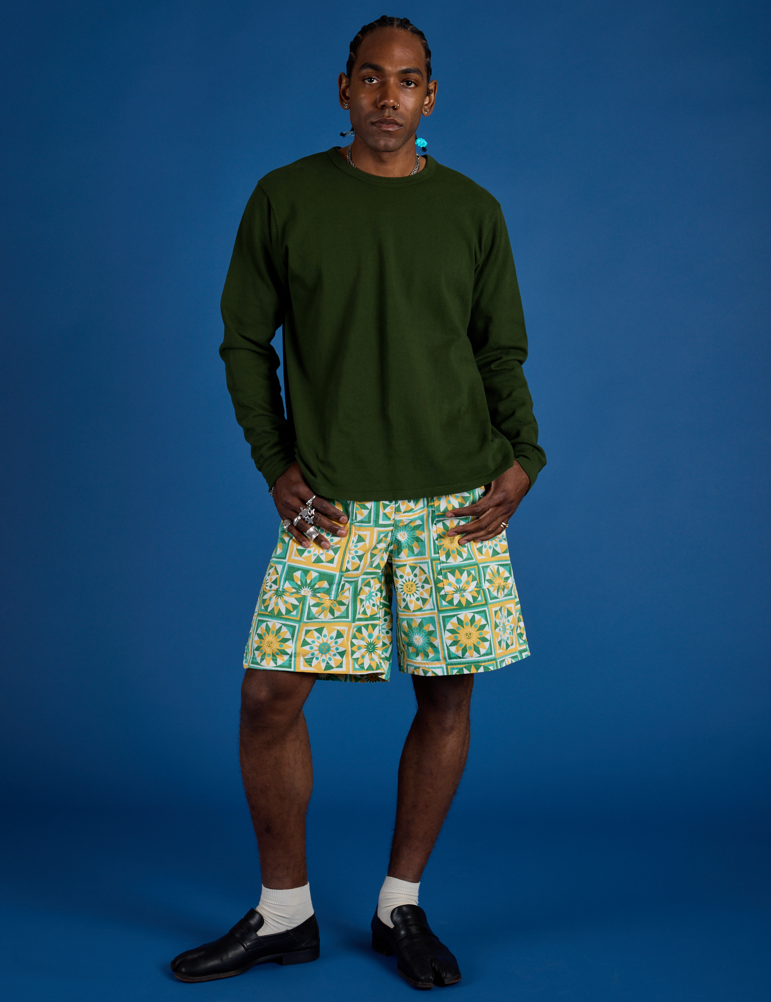 Jerrod is 6'3" and wearing M Longline Work Shorts in Spring Quilt Print