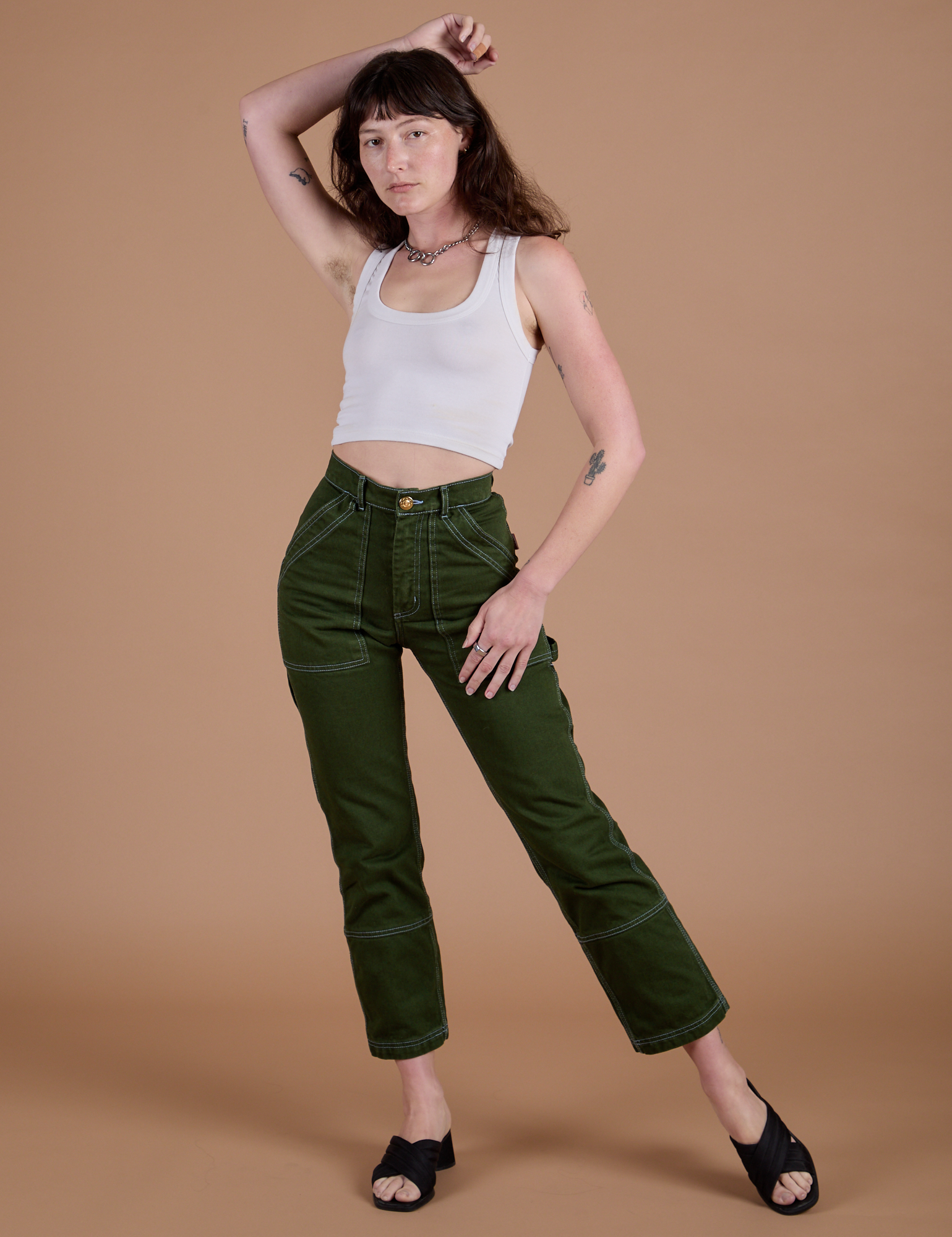 Alex is 5’8” and wearing XXS Carpenter Jeans in Evergreen paired with a vintage tee white Cropped Tank
