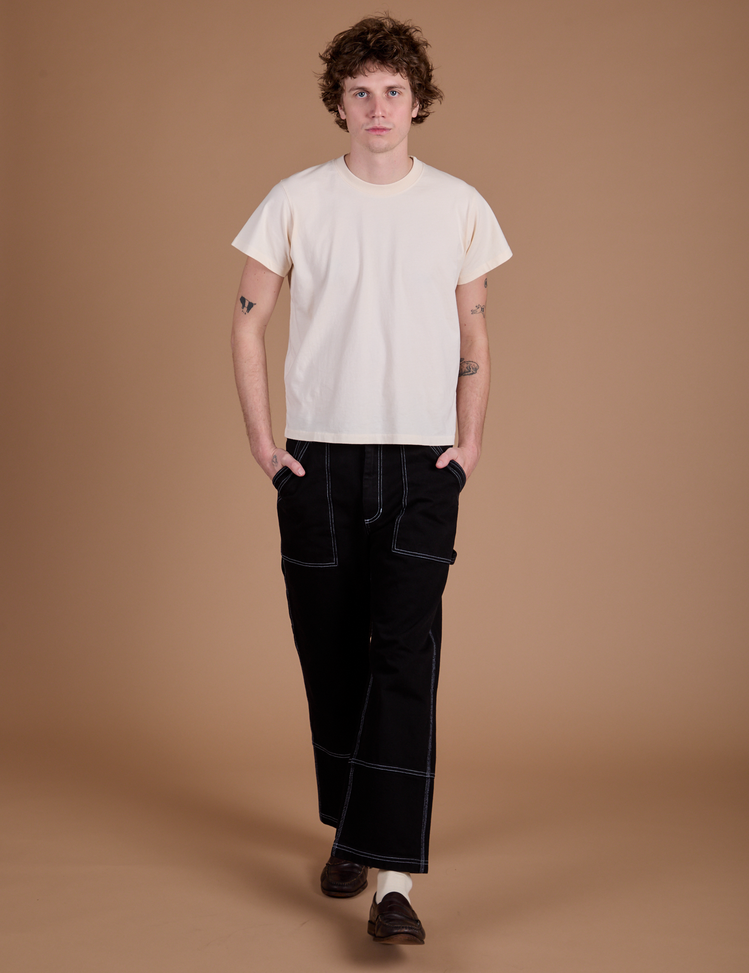 Quinn is 6’3” and wearing M Carpenter Jeans in Black paired with the Organic Vintage Tee in Vintage Tee Off-White