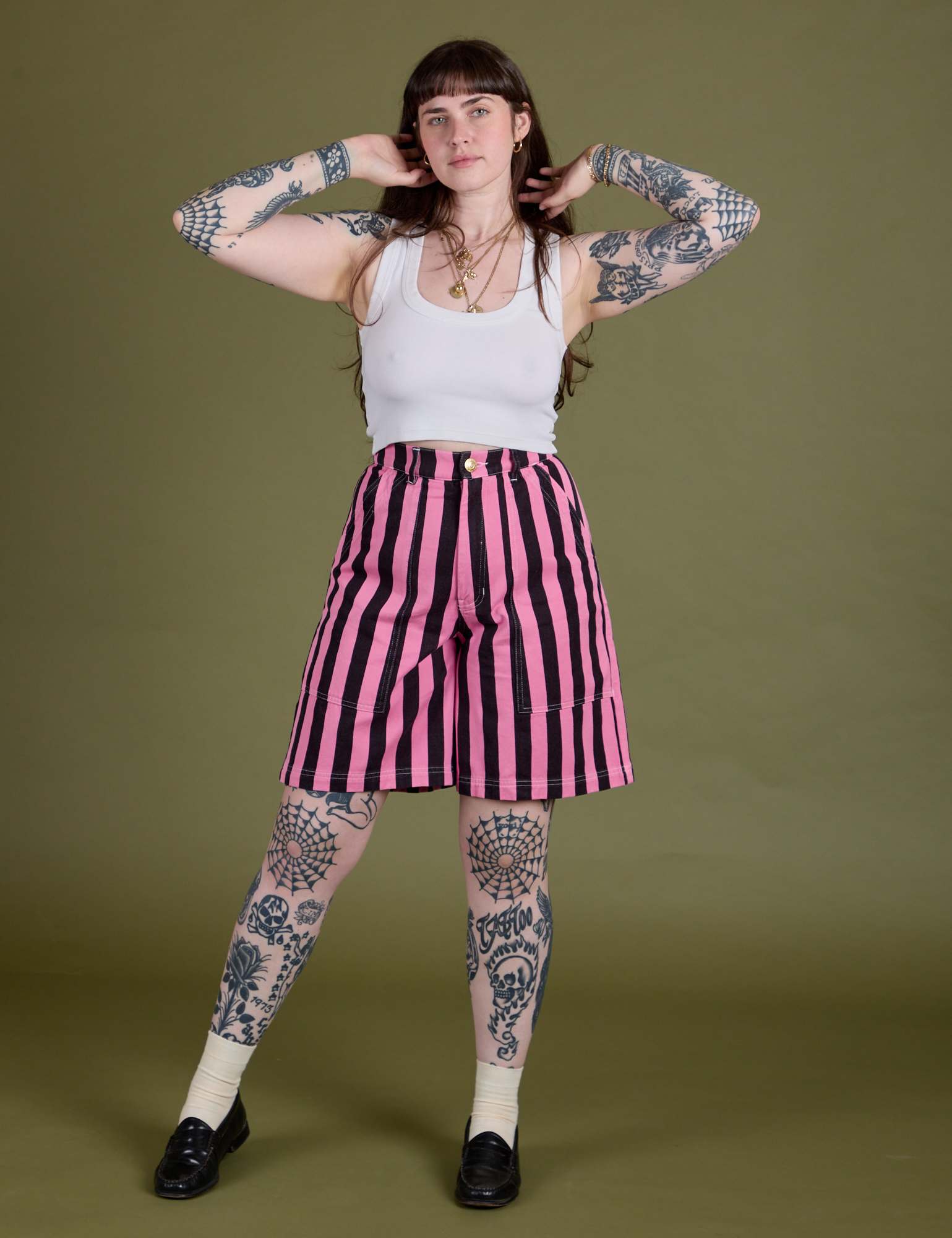 Sydney is 5’9” and wearing S Longline Work Shorts in Bubblegum Pink paired with vintage tee white Cropped Tank