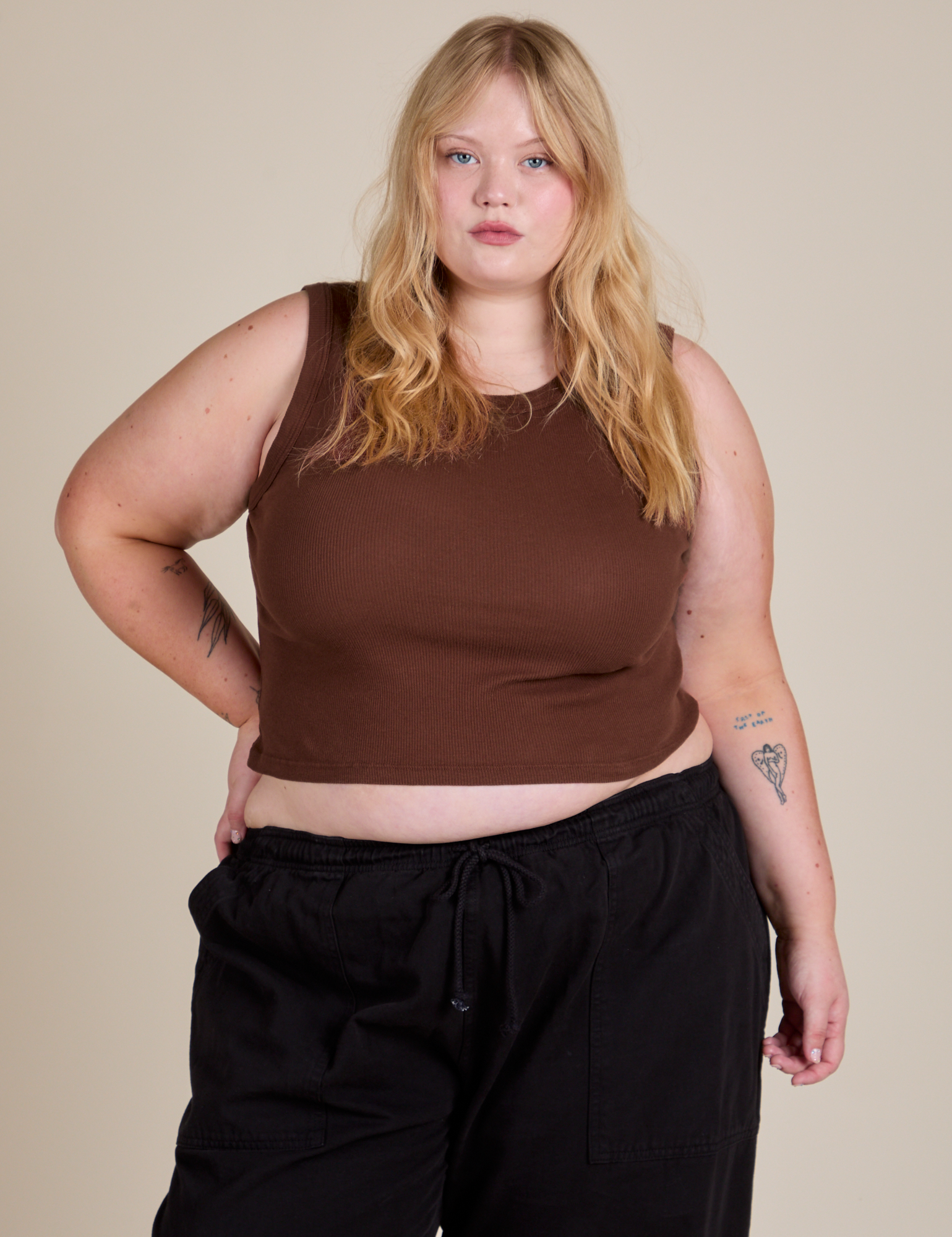 Juliet is 5'7" and wearing L Muscle Tee in Fudgesicle Brown
