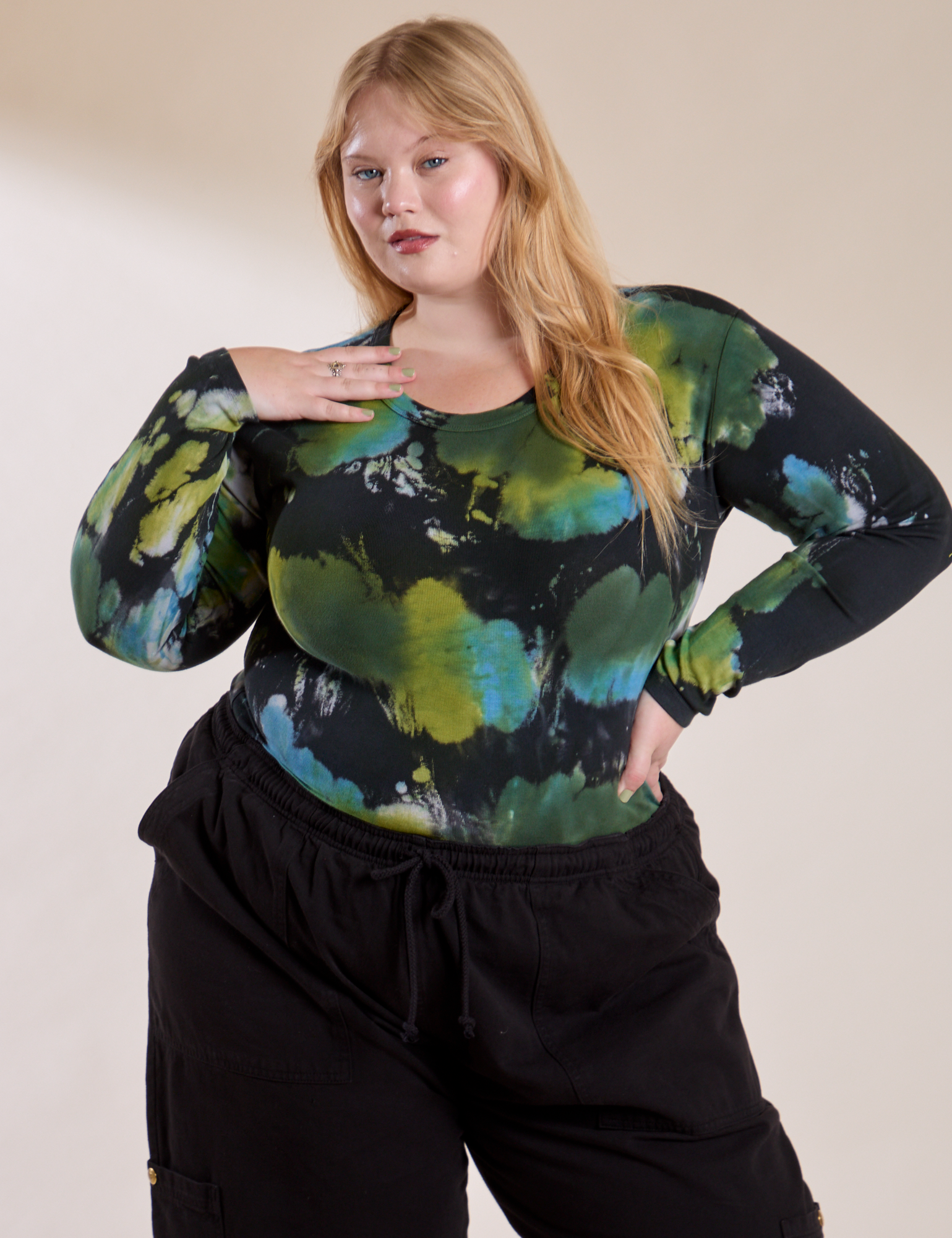 Juliet is 5'7" and wearing L Long Sleeve Baby Tee in Green Pool