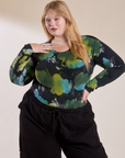 Juliet is 5'7" and wearing L Long Sleeve Baby Tee in Green Pool