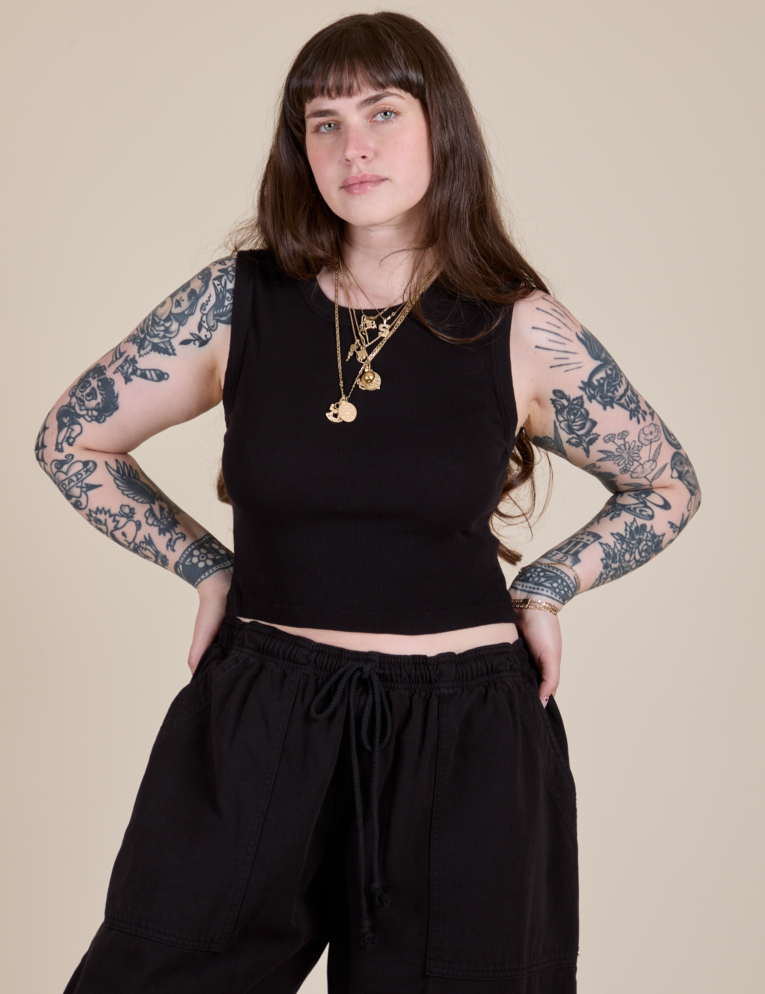 Sydney is 5'9" and wearing XXS Muscle Tee in Basic Black