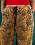 Close up of Juliet's hands in the front pockets of the Leopard Drop Pocket Pant