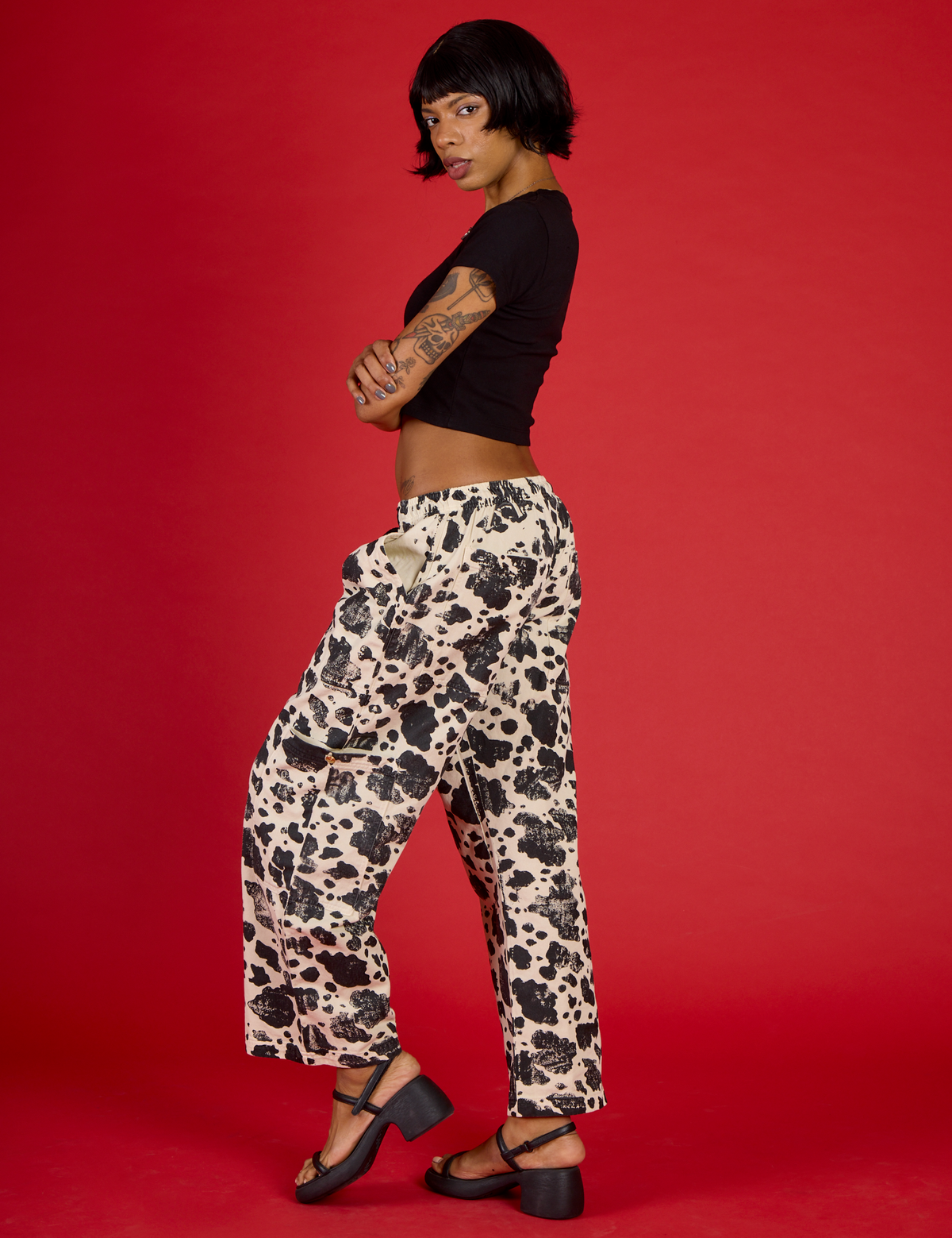 Side view of the Cow Drop Pocket Pant on Kira