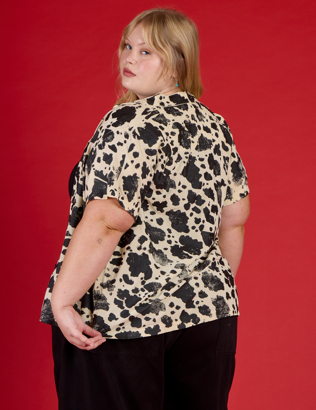 Angled back view of Juliet wearing the Cow Pantry Button Up