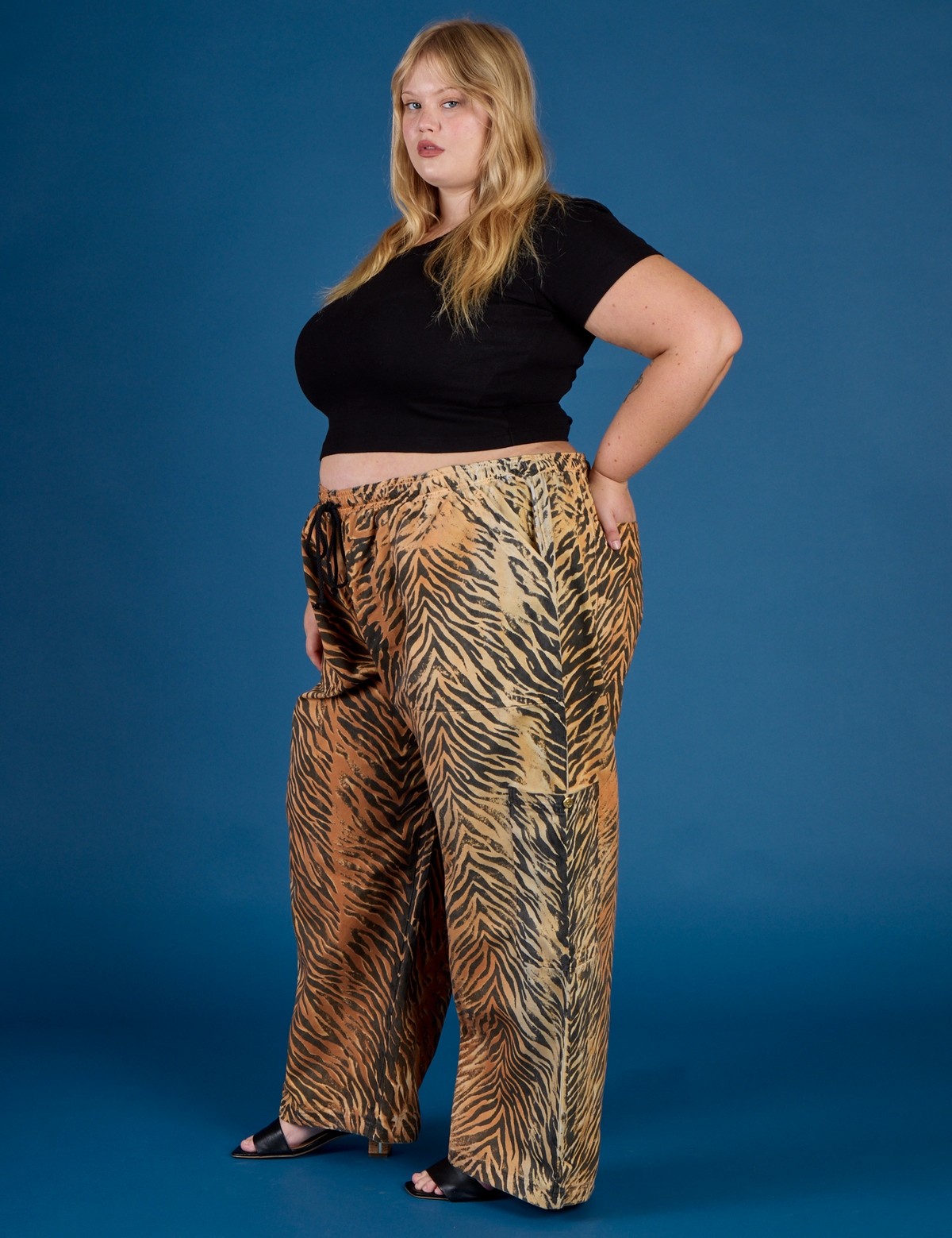Angled side view of Juliet in the Tiger Drop Pocket Pant