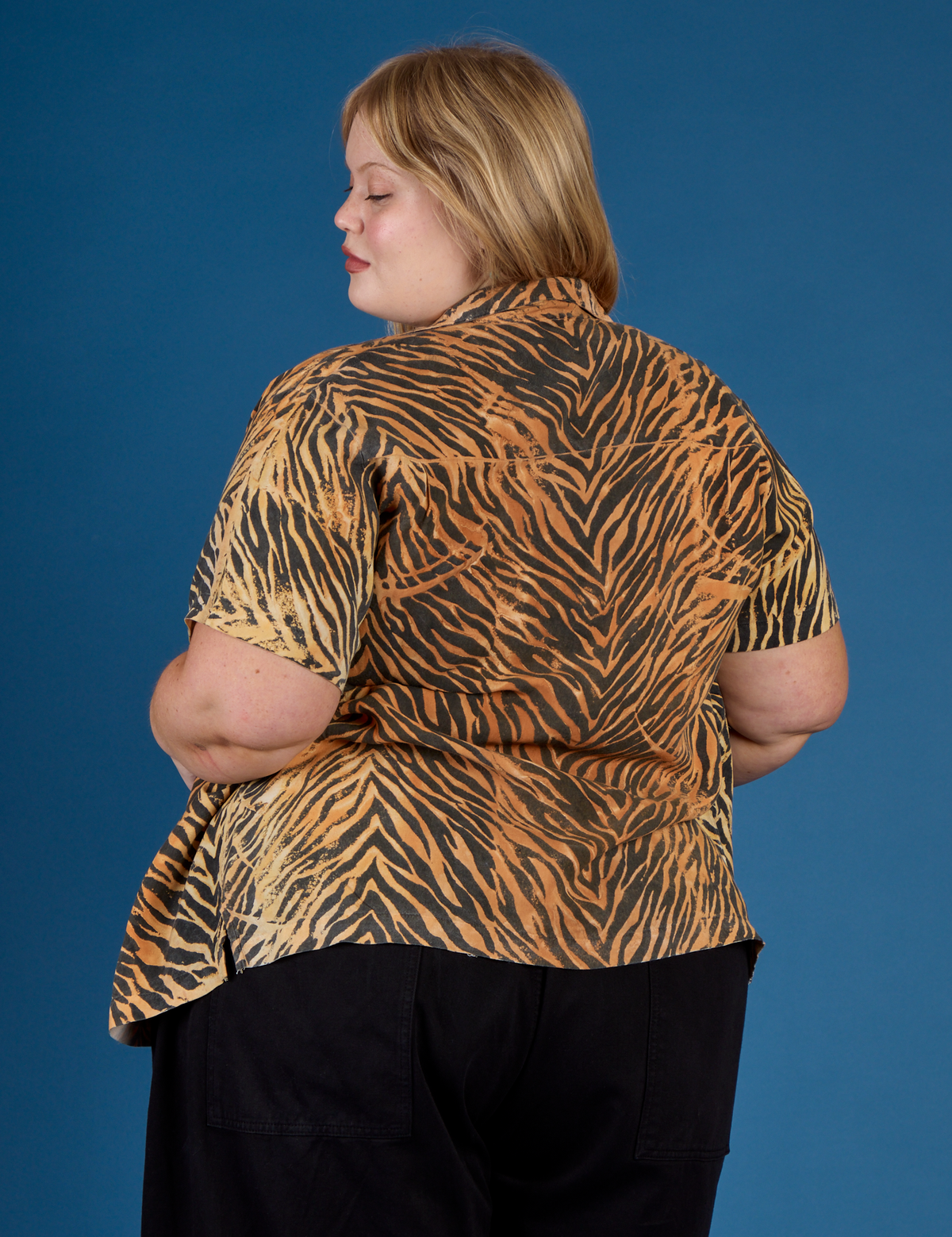 Angled back view of the Tiger Pantry Button Up on Juliet