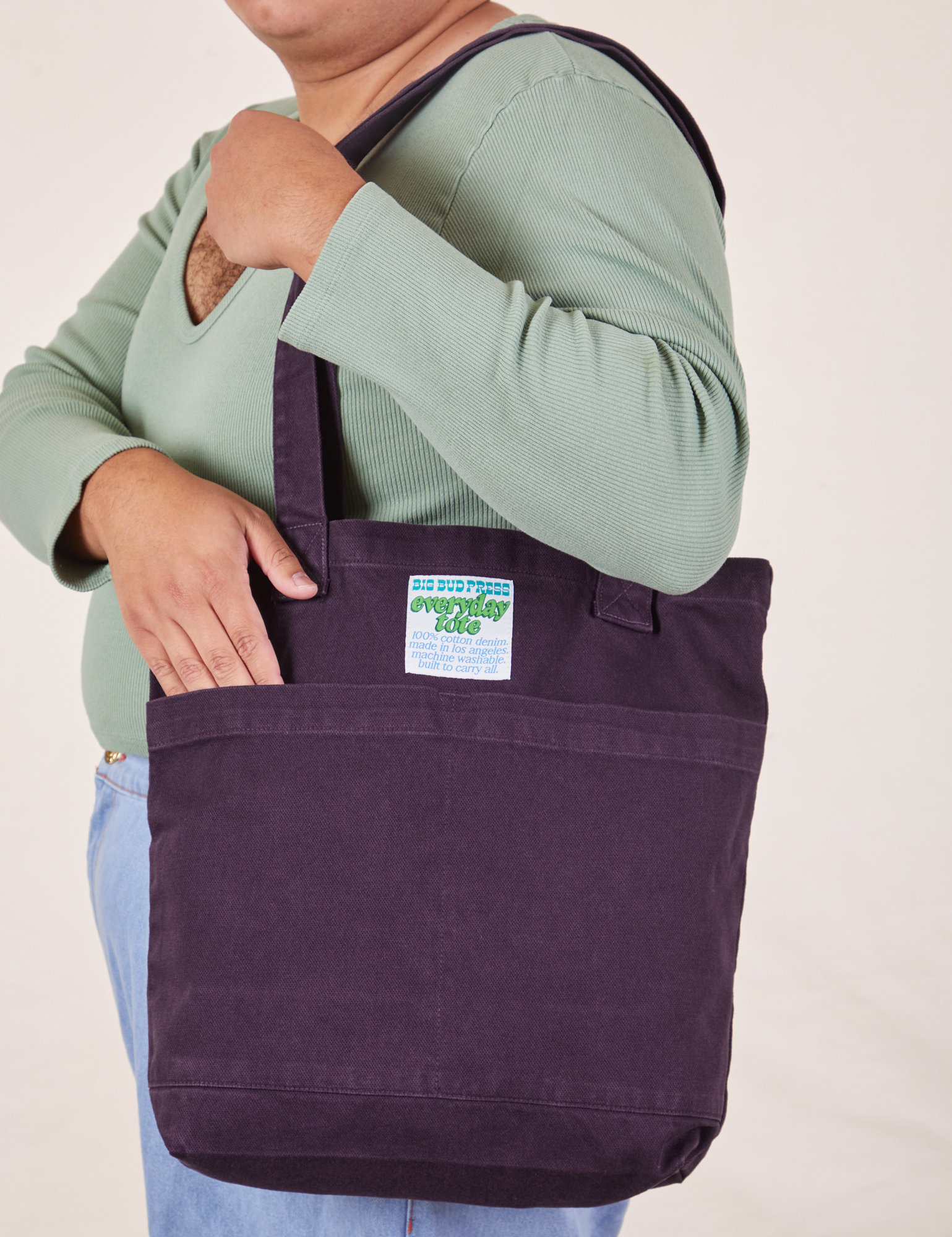 Everyday Tote Bag in Nebula Purple worn by model